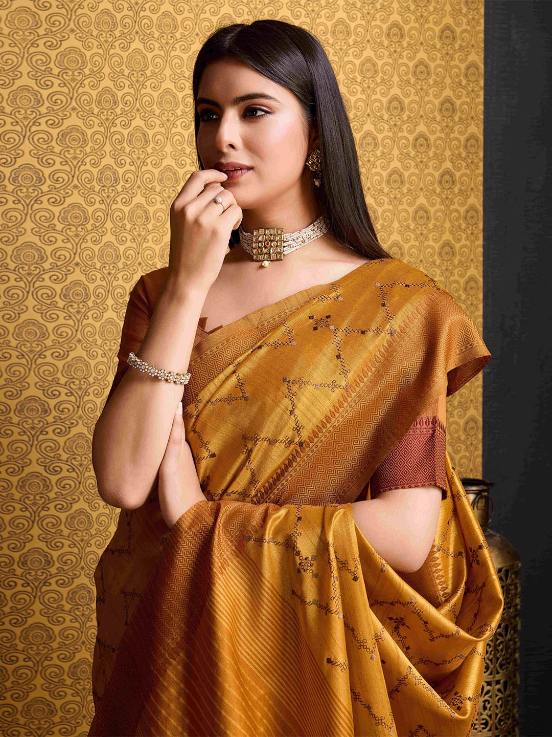 

DIVASTRI Ethnic Motifs Embroidered Silk Blend Banarasi Saree, Gold