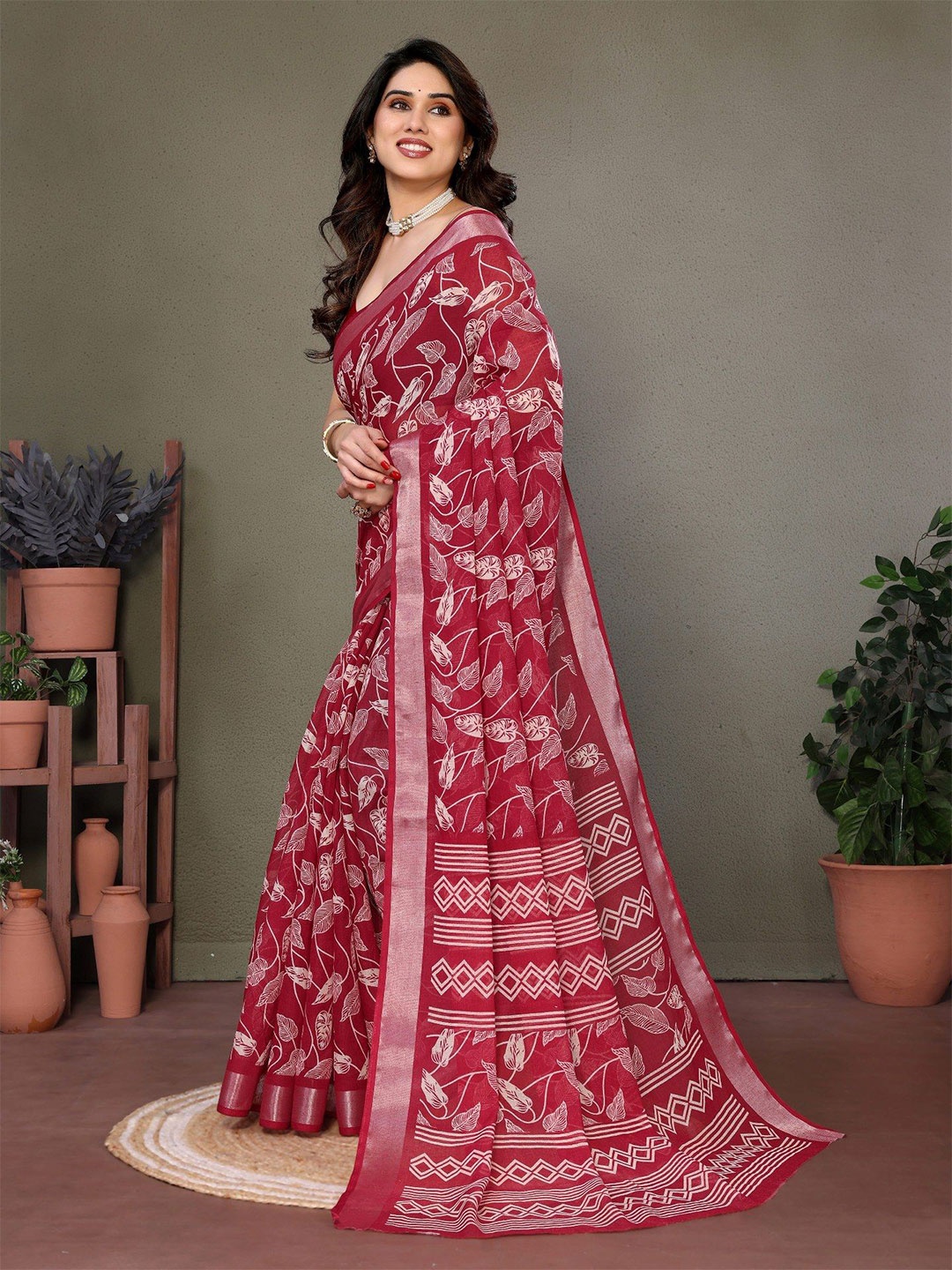 

Moda Rapido Floral Zari Linen Blend Saree, Maroon