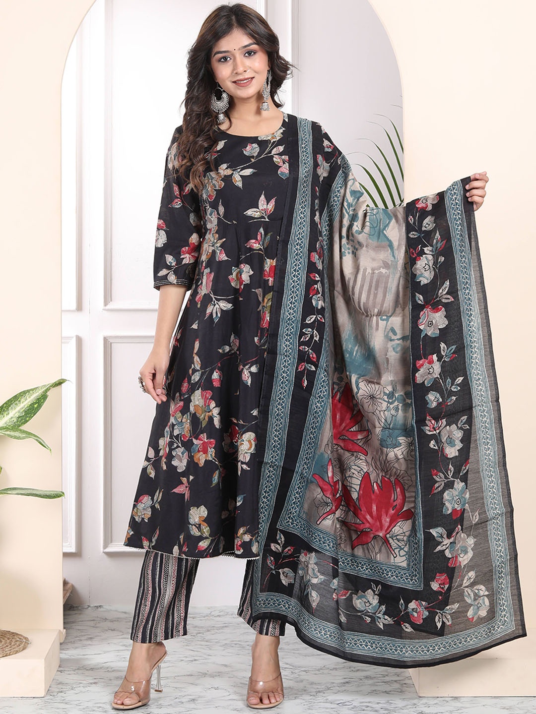 

h4u Women Floral Embroidered Regular Thread Work Silk Kurta with Trousers & With Dupatta, Black