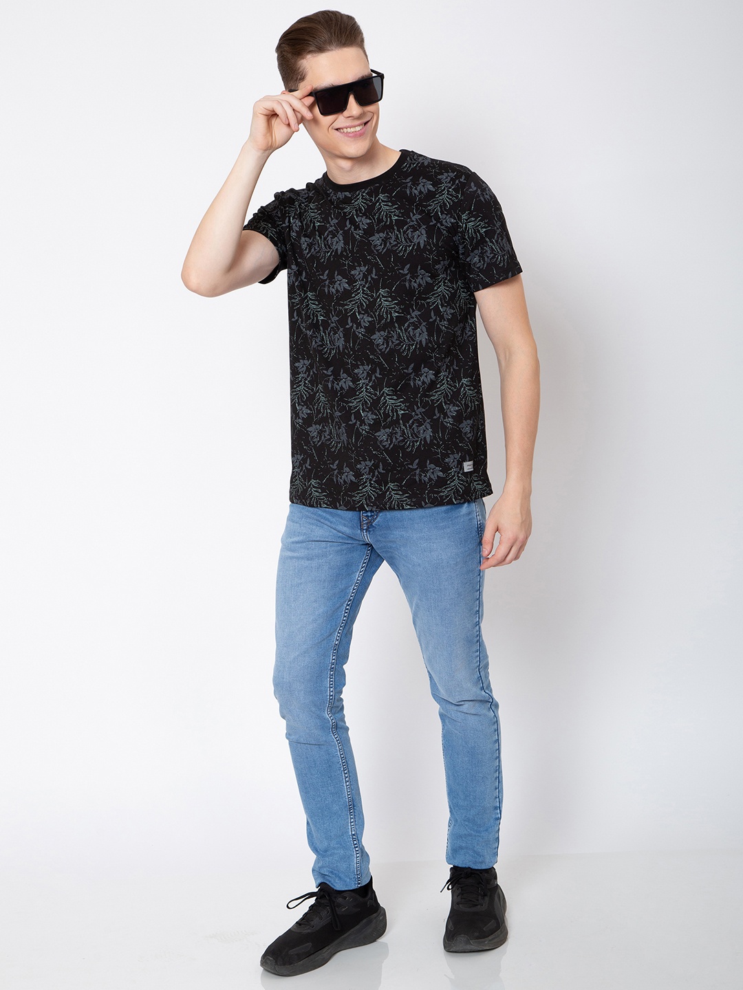 

Sparky Men Printed Pockets Slim Fit T-shirt, Black