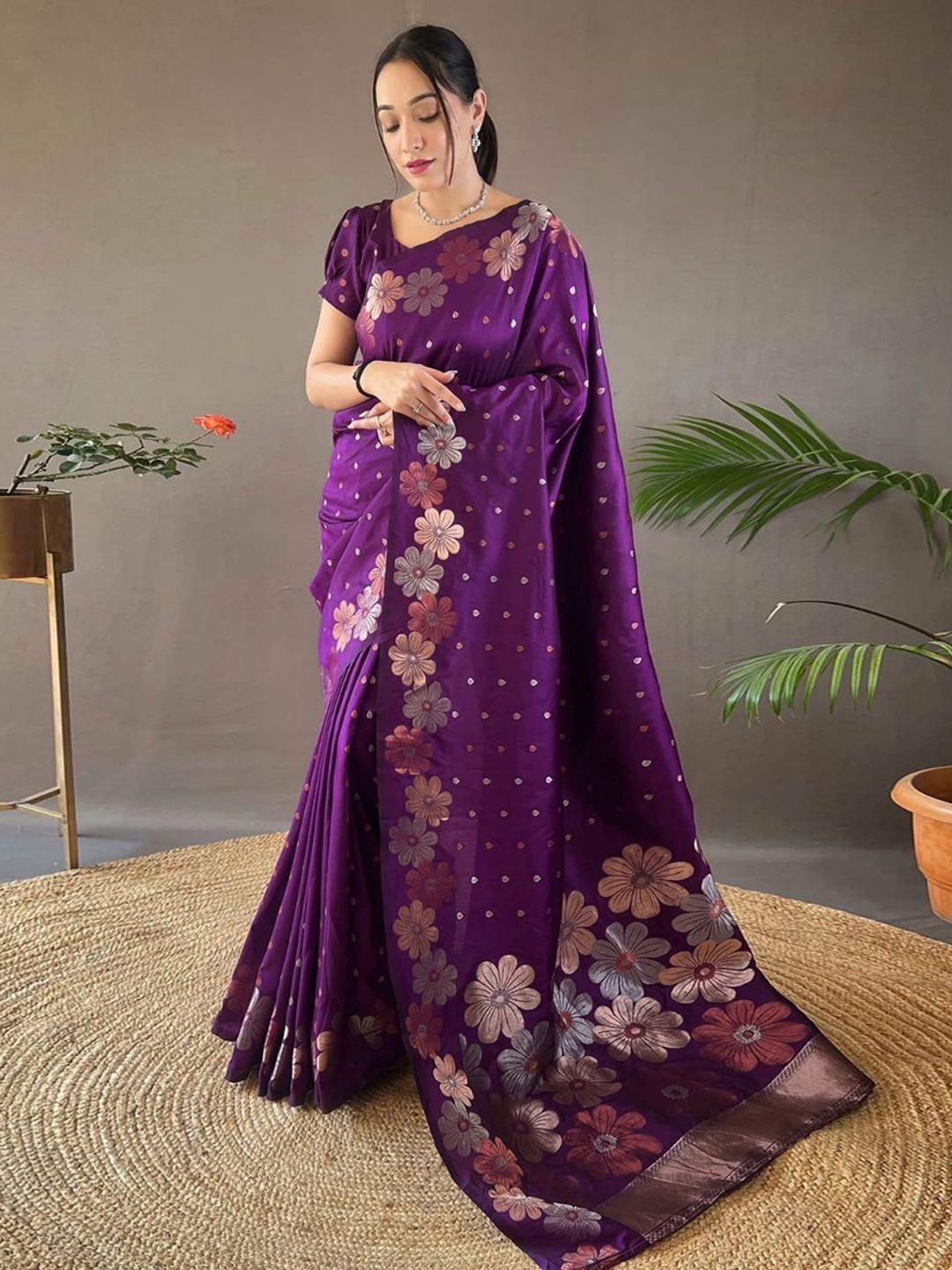 

DIVASTRI Floral Zari Silk Blend Banarasi Saree, Purple