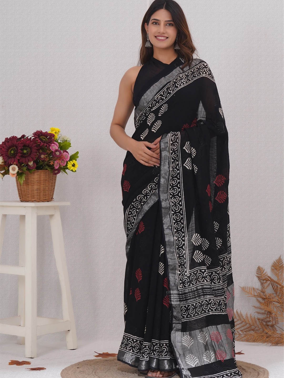 

Shivanya Handicrafts Floral Zari Linen Blend Block Print Saree, Black