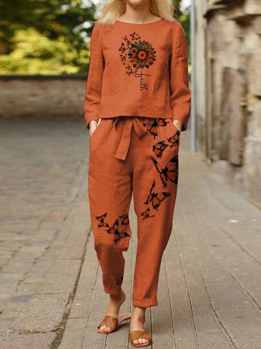

Sidhidata Floral Printed Crop Top With Trousers Co-Ords, Orange