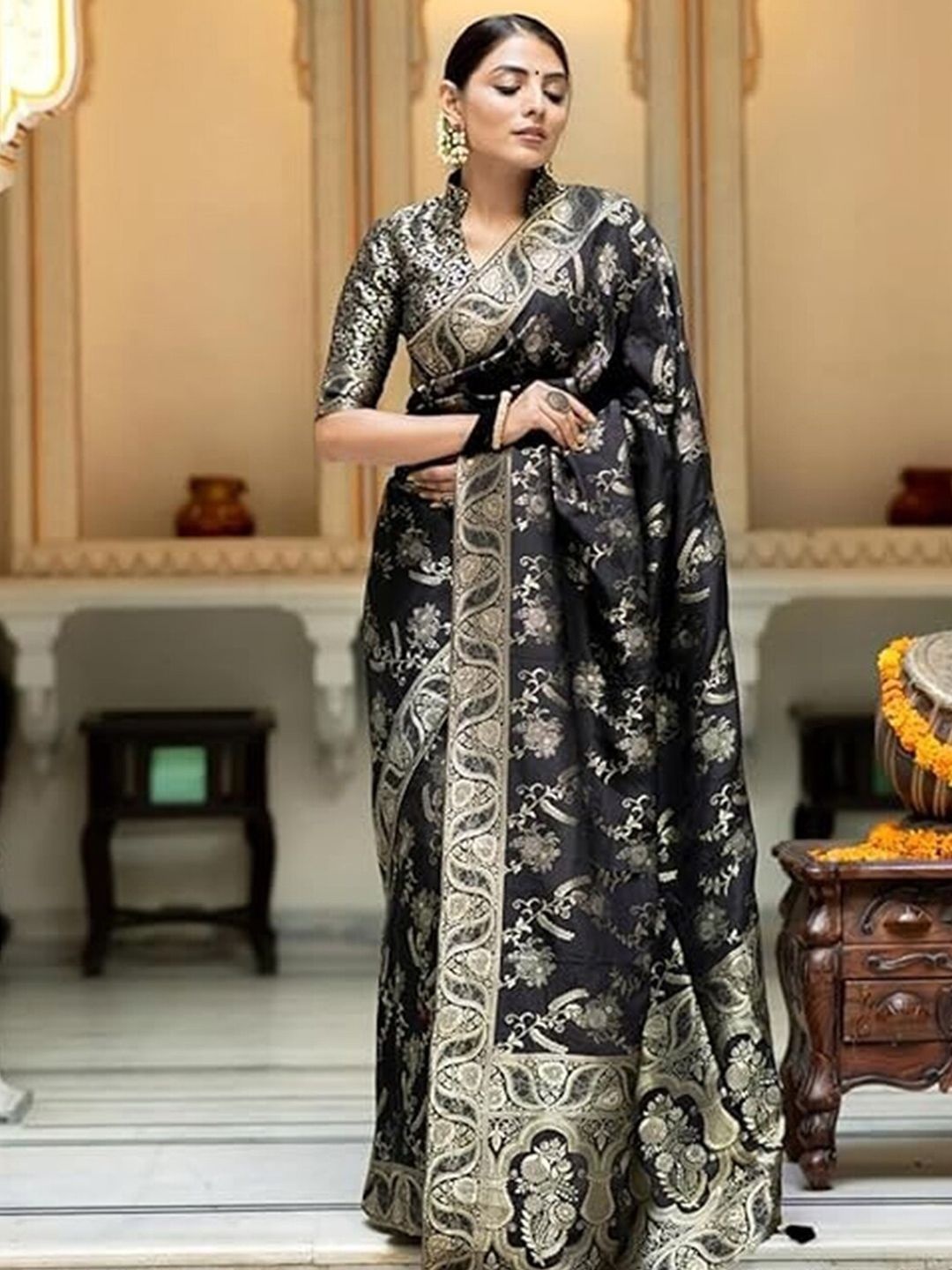 

DIVASTRI Ethnic Motifs Zari Art Silk Banarasi Saree, Black