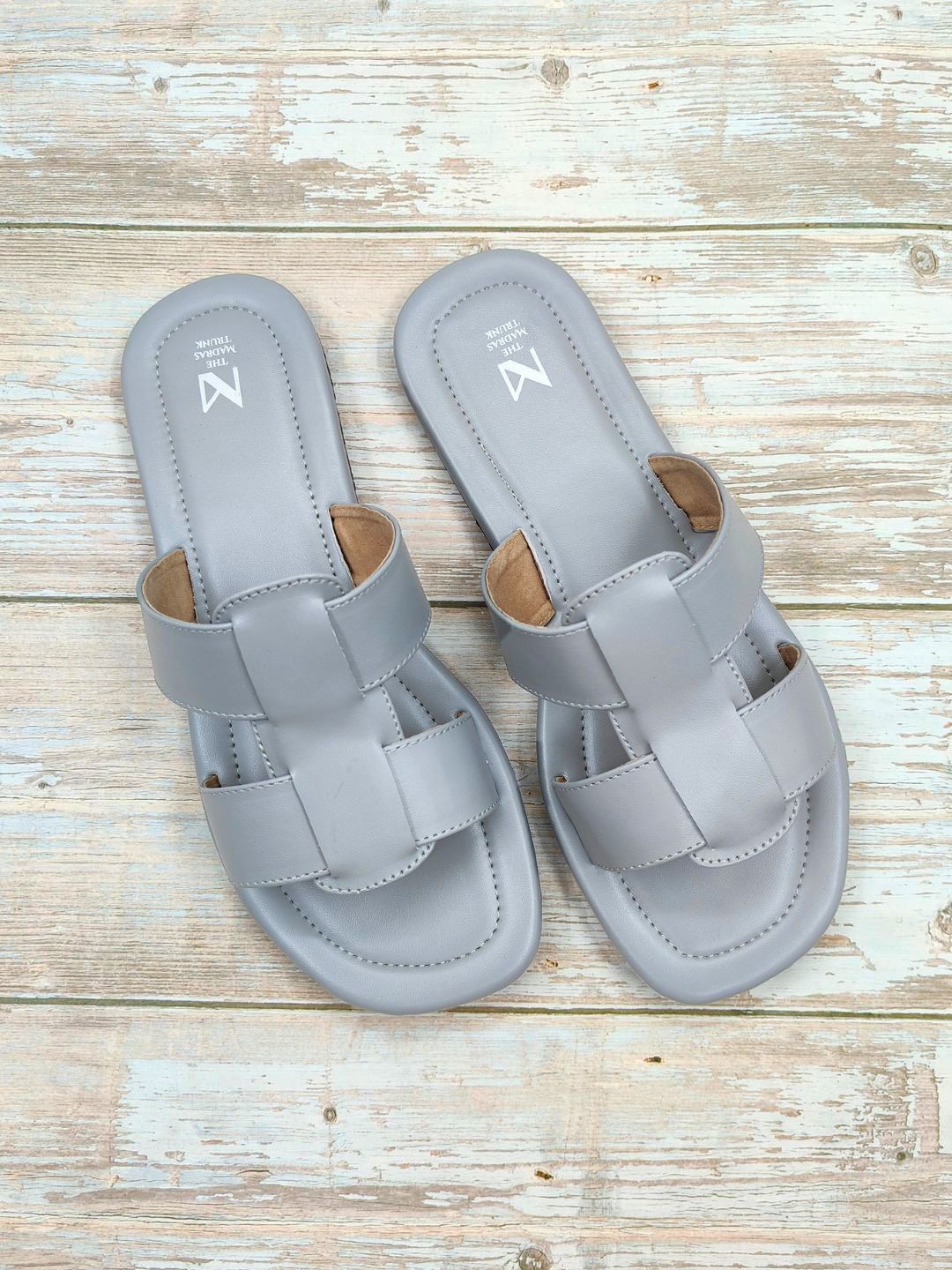 

THE MADRAS TRUNK Women Open Toe Flats, Grey