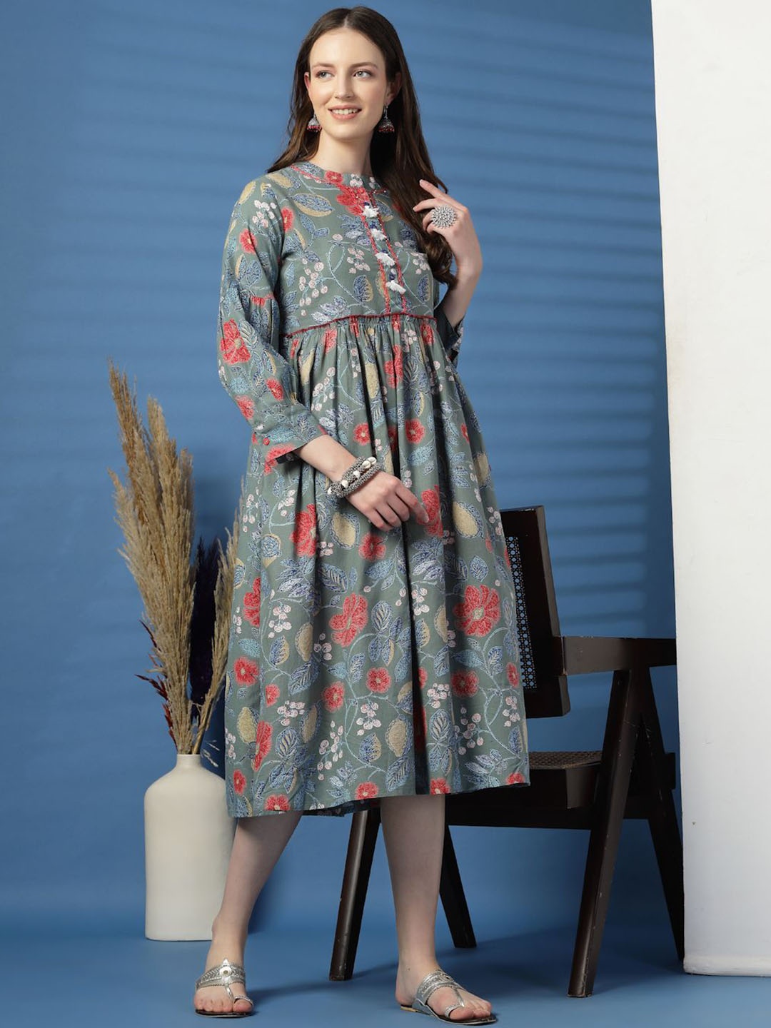 

Ramas Women Floral Printed Sequinned Kurta, Grey