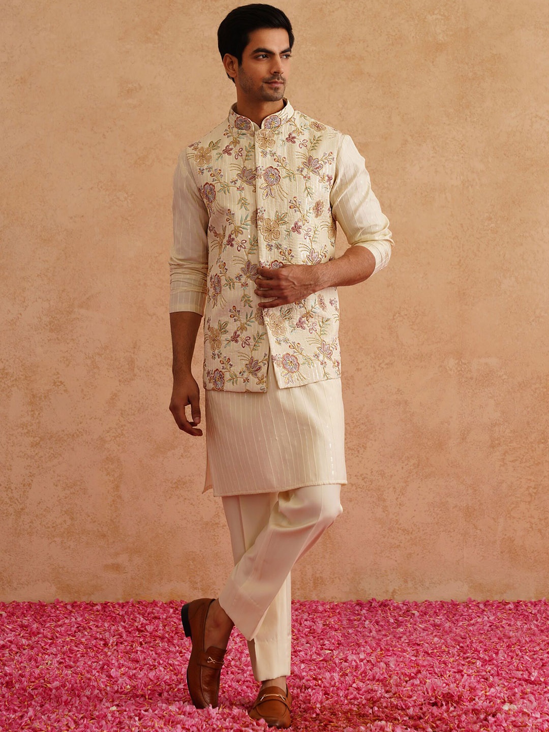 

Denis Parkar Men Floral Embroidered Regular Thread Work Kurta with Trousers, Yellow