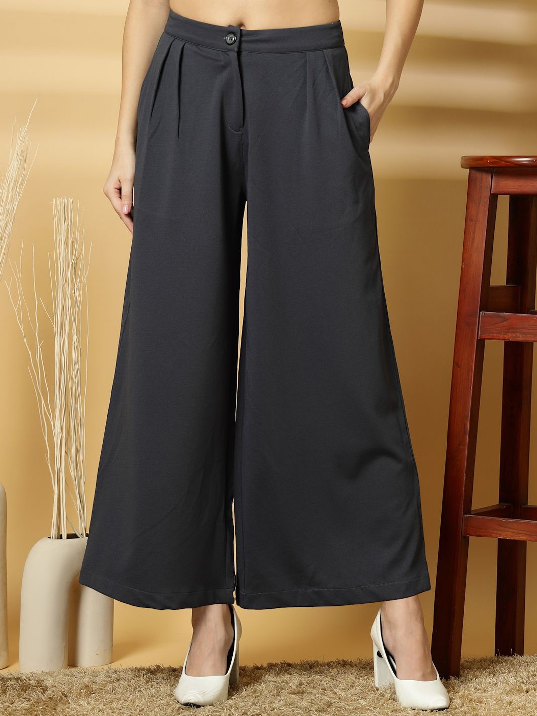 

Chemistry Women Relaxed Pleated Trousers, Grey