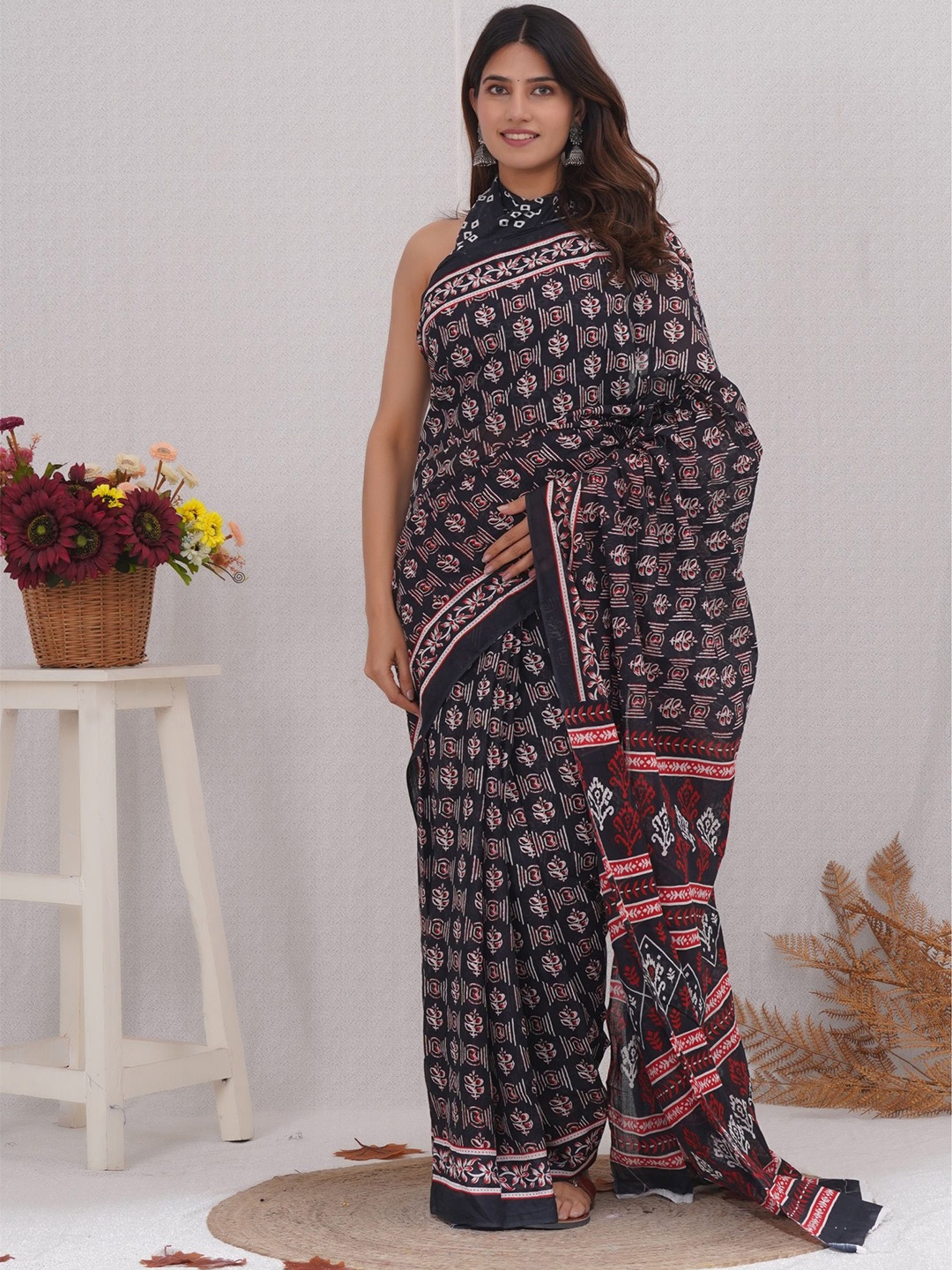 

Shivanya Handicrafts Floral Pure Cotton Block Print Saree, Black