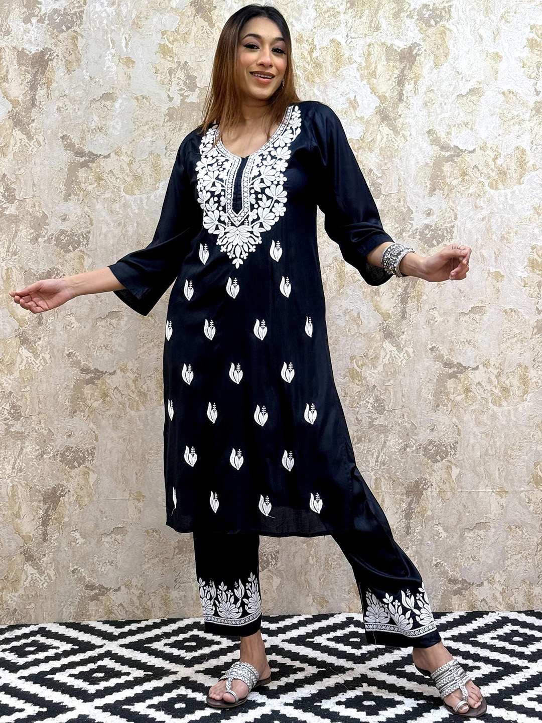 

AMAAYAKARI CHIKAN Women Ethnic Motifs Embroidered Regular Thread Work Kurta with Trousers, Black