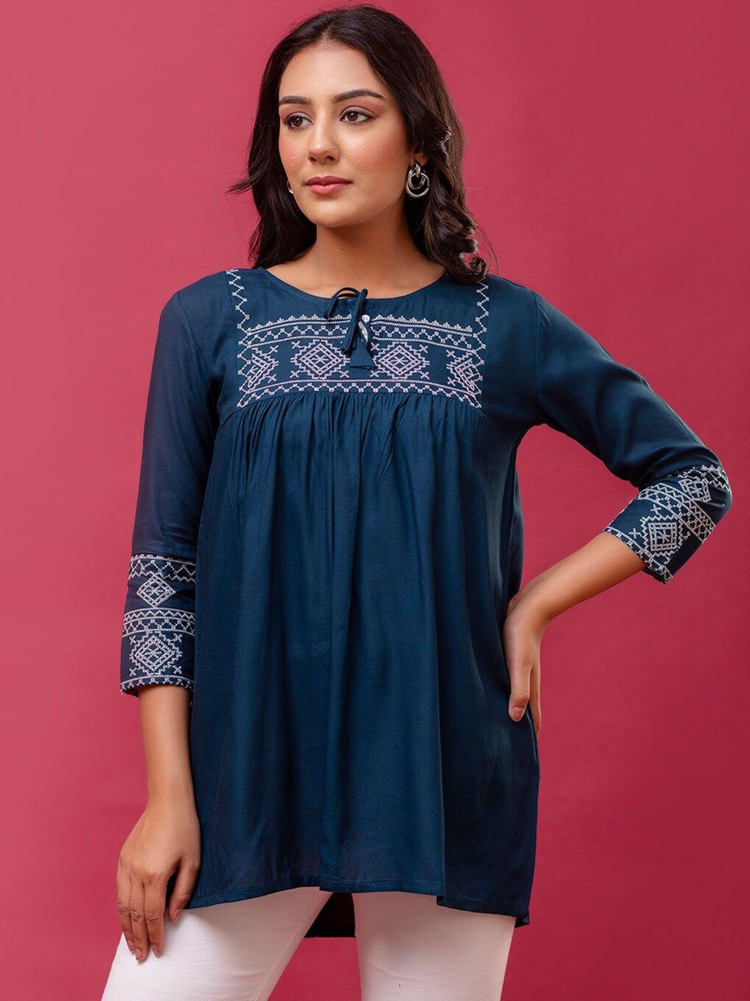 

AVAYAYAT Women Floral Embroidered Thread Work Floral Kurta, Teal