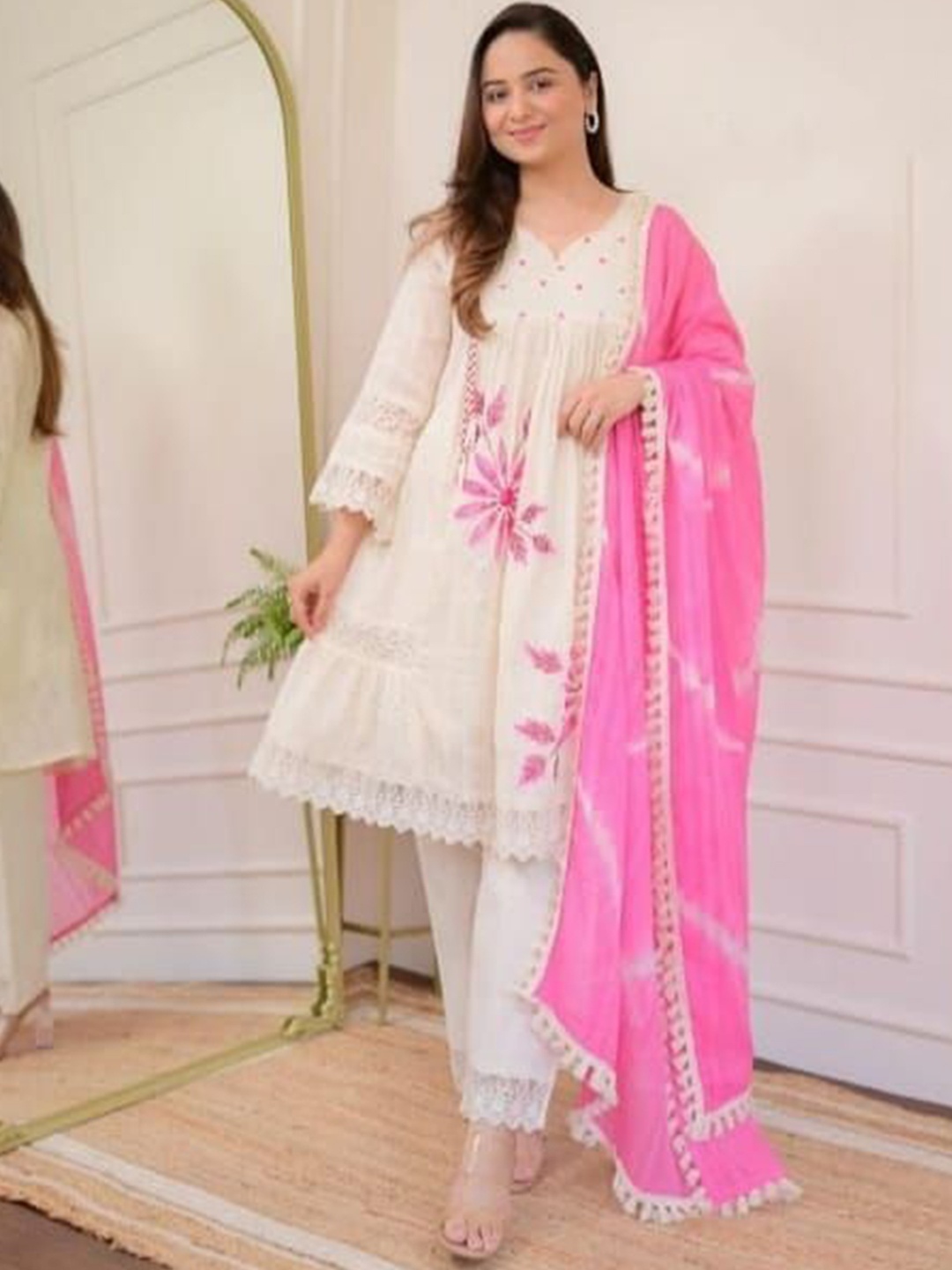 

LP LABEL PEHNAVA Women Floral Embroidered Regular Beads and Stones Pure Cotton Kurti with Trousers & With, Pink