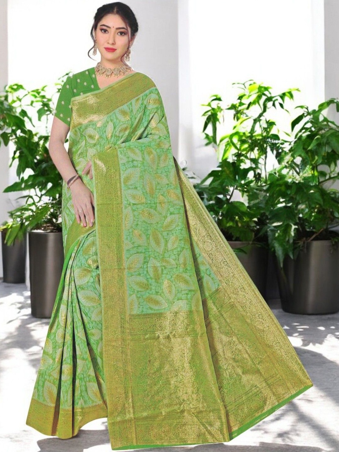 

SHOPPKEE Ethnic Motifs Zari Silk Blend Kasavu Saree, Green