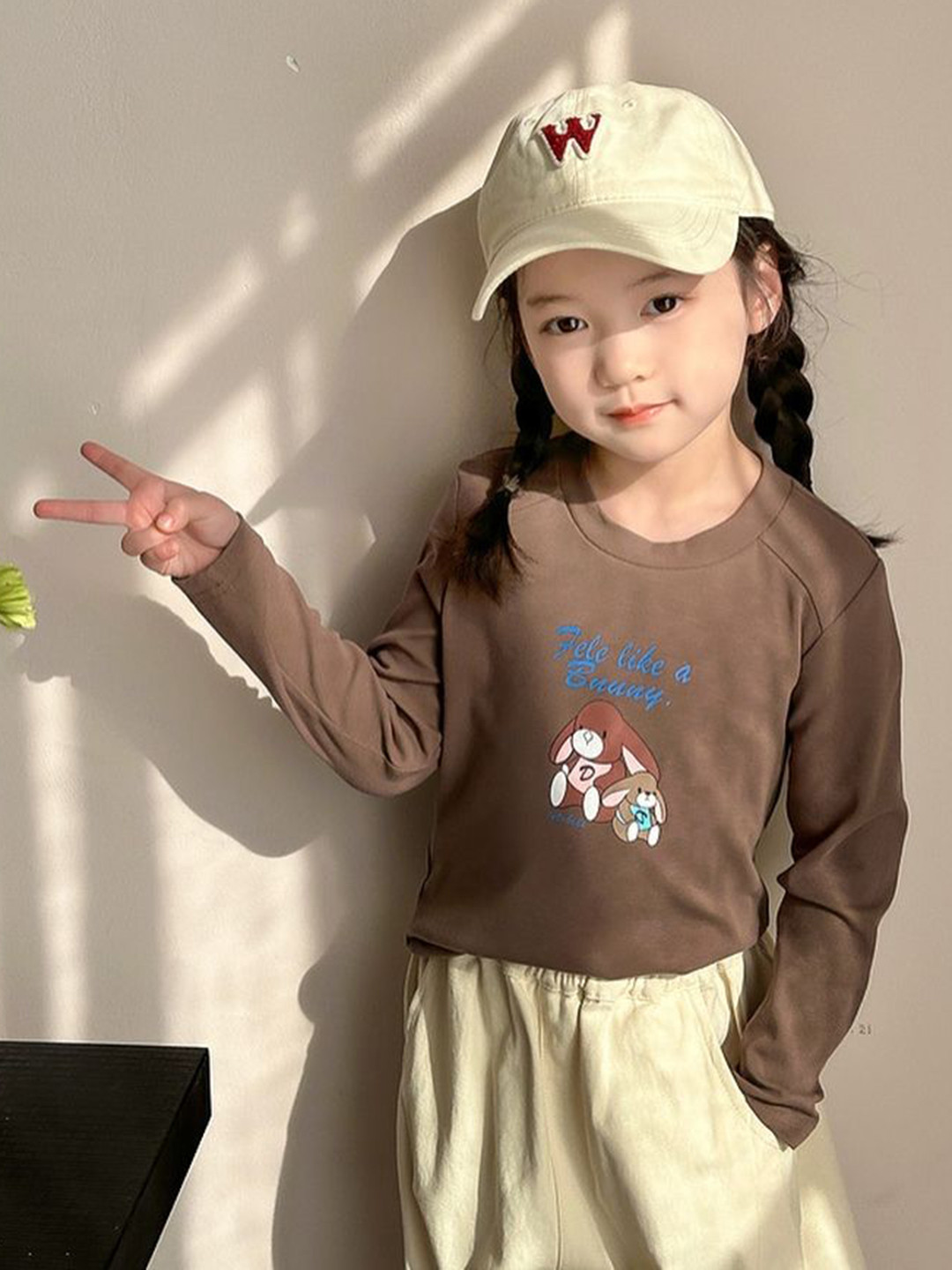 

LULU & SKY Girls Printed V-Neck Applique T-shirt, Brown