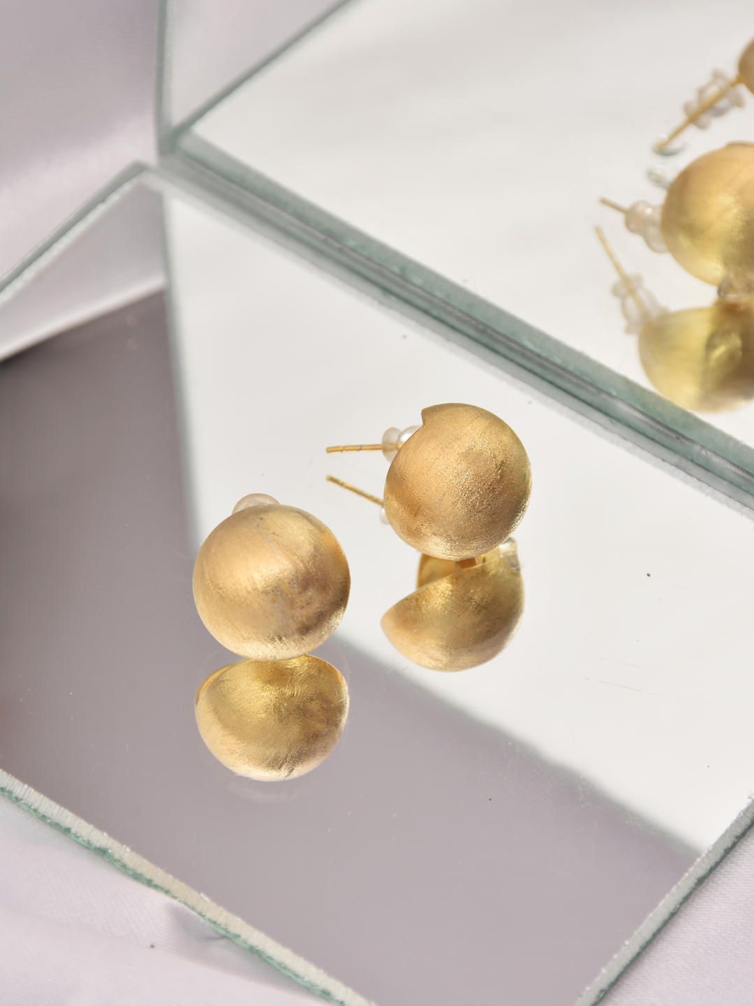 

Reenisaa Oval Studs Earrings, Gold