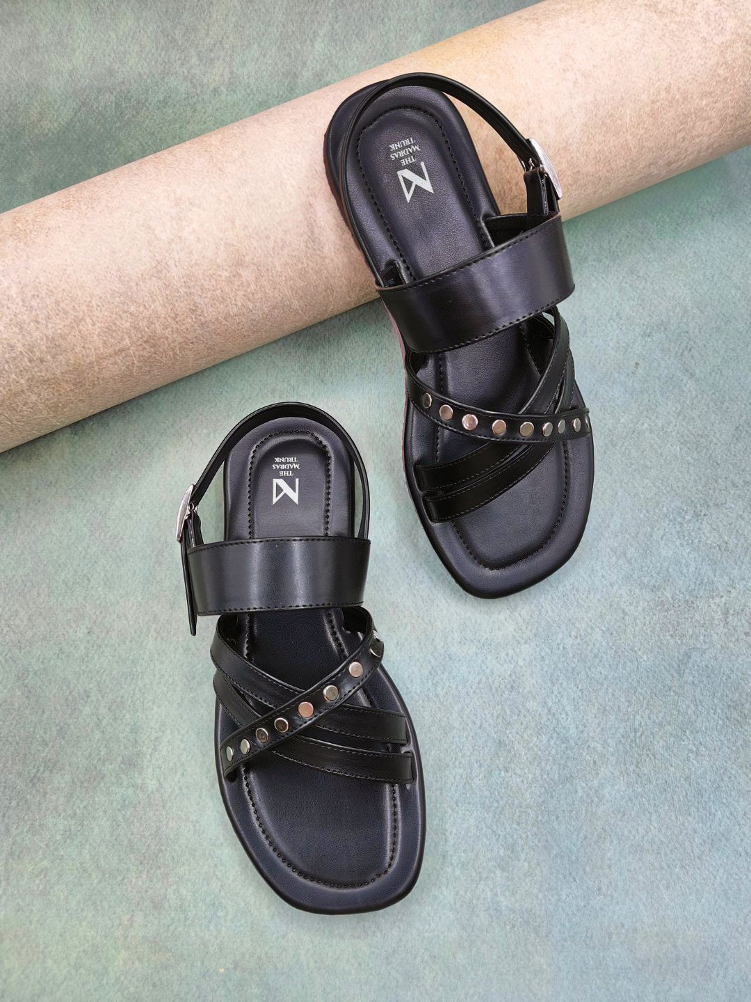

THE MADRAS TRUNK Men Open Toe Sandals, Black