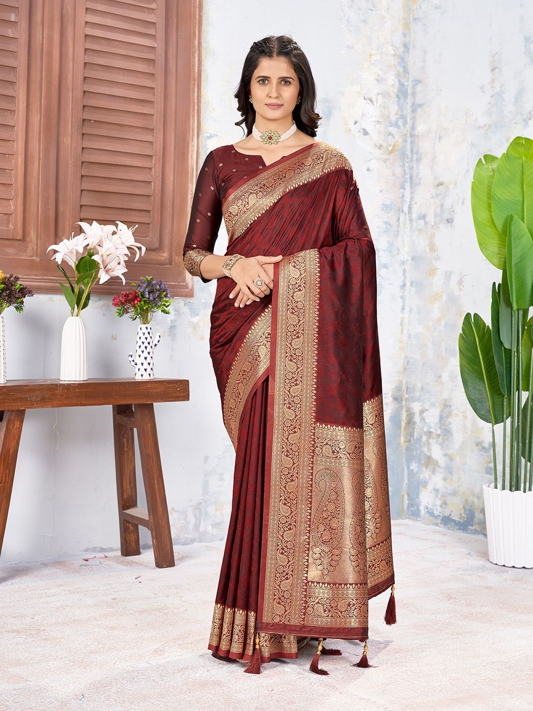 

DIVASTRI Woven Design Zari Silk Blend Kanjeevaram Saree, Maroon