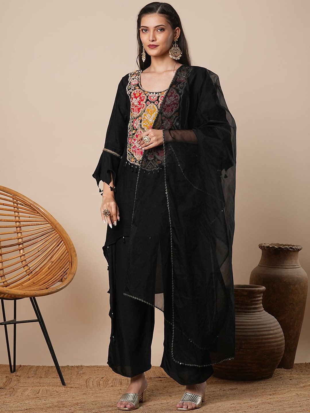 

FASHOR Women Floral Embroidered Regular Beads and Stones Kurta with Palazzos & With Dupatta, Black