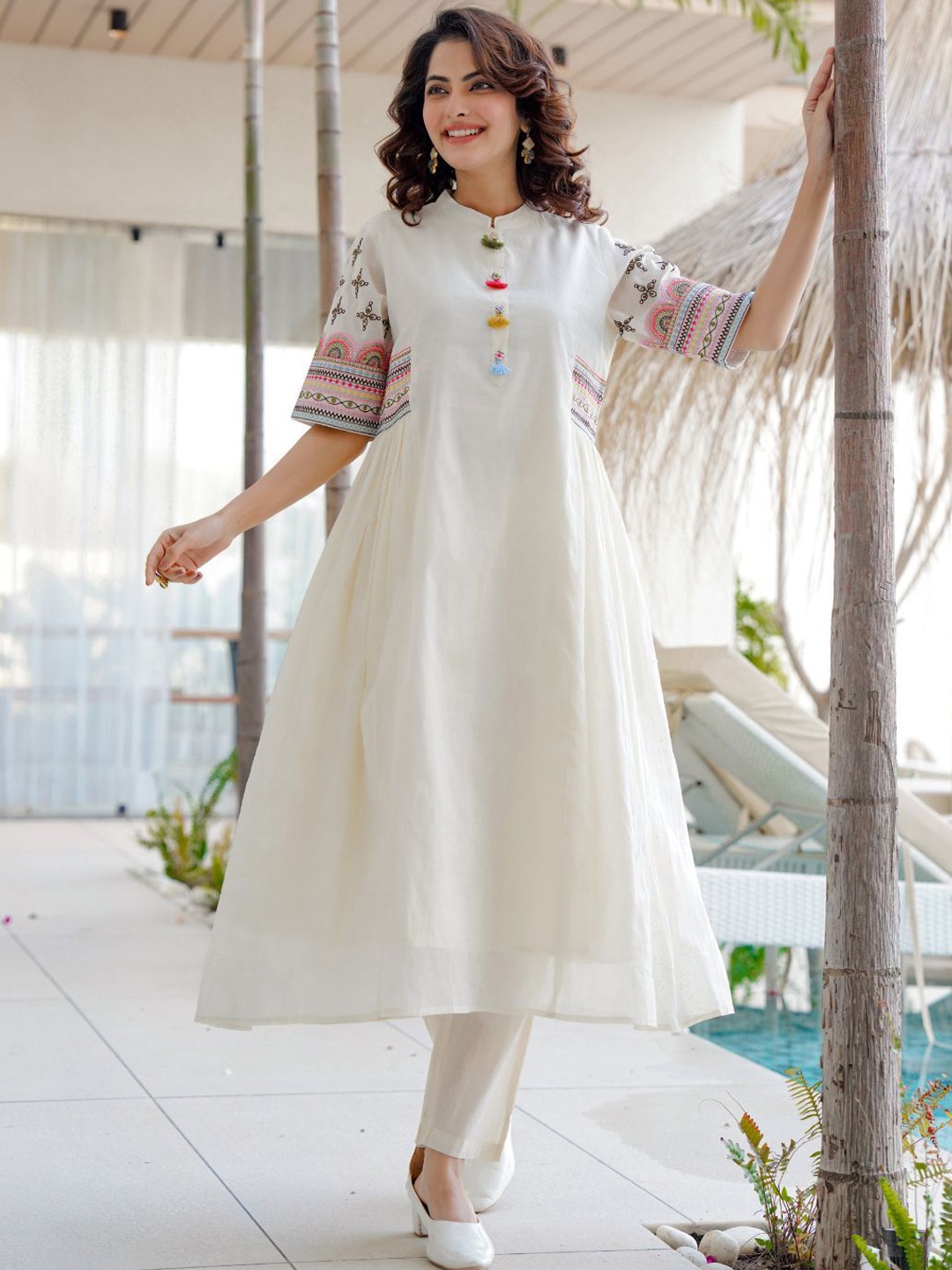 

Zolo Label Women Ethnic Motifs Embroidered Panelled Thread Work Pure Cotton Kurta with Trousers, Off white
