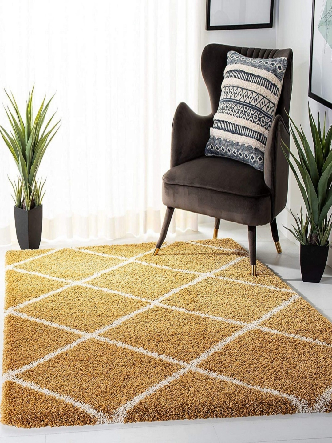 

Banchmark Home Furnishings Gold-Toned Geometric Shaggy Woollen Carpet