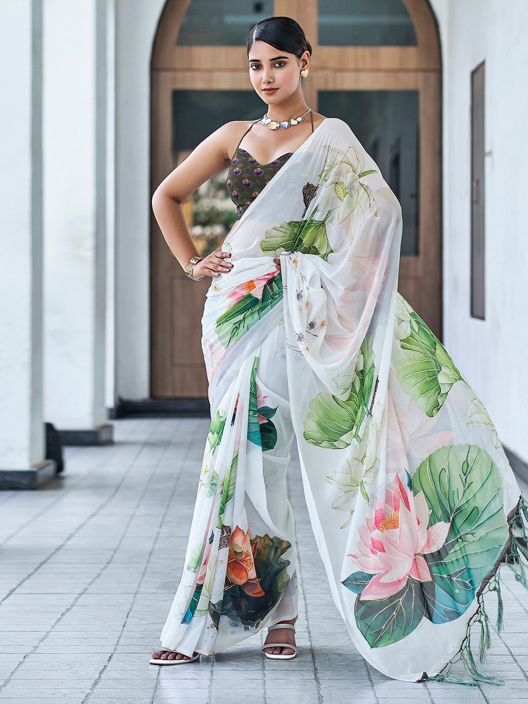 

DIVASTRI Floral Pure Georgette Saree, White