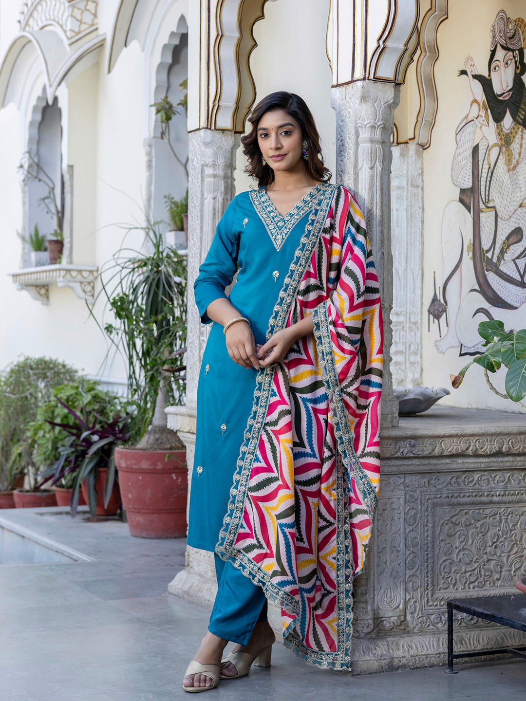 

zinzraa Women Ethnic Motifs Embroidered Regular Thread Work Chanderi Silk Kurta with Trousers & With Dupatta, Teal