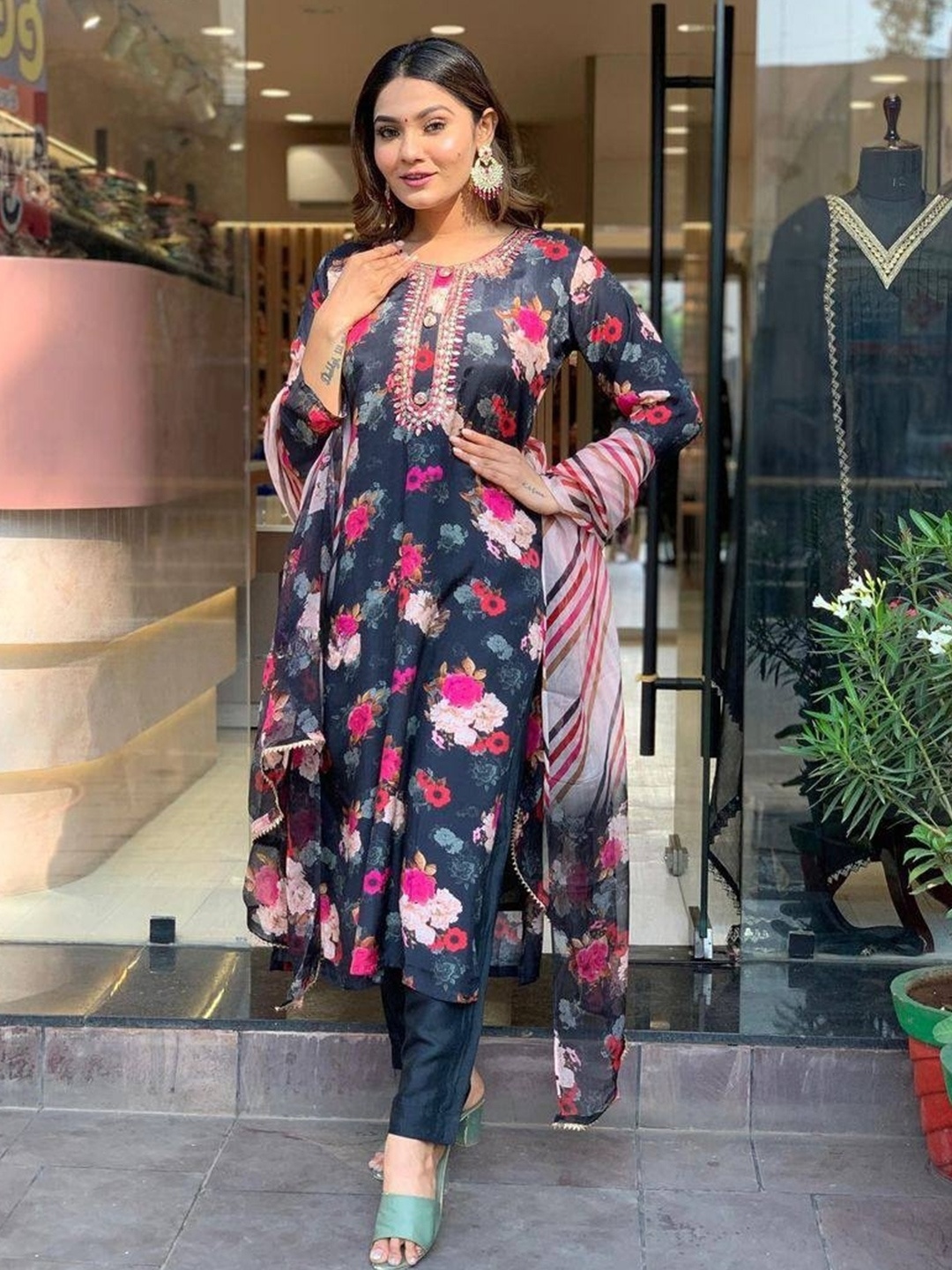 

KOTRONS Women Floral Embroidered Regular Thread Work Kurta with Trousers & With Dupatta, Black