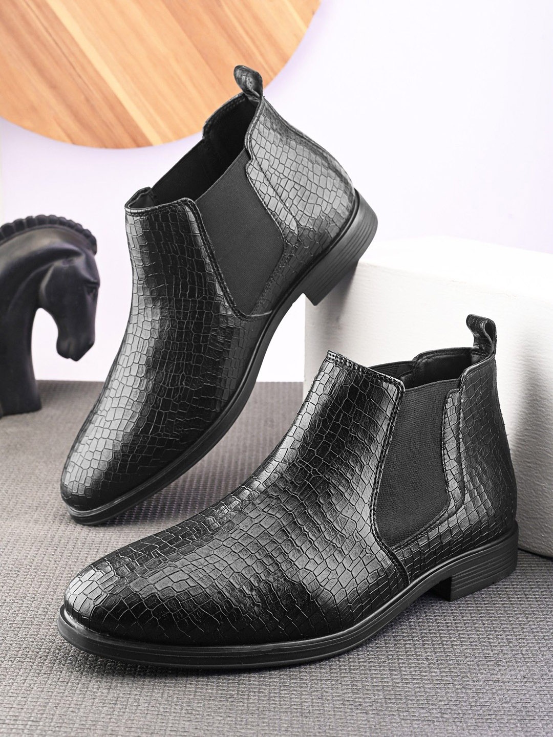 

The Roadster Lifestyle Co Men Textured Casual Chelsea Outdoor Boots, Black