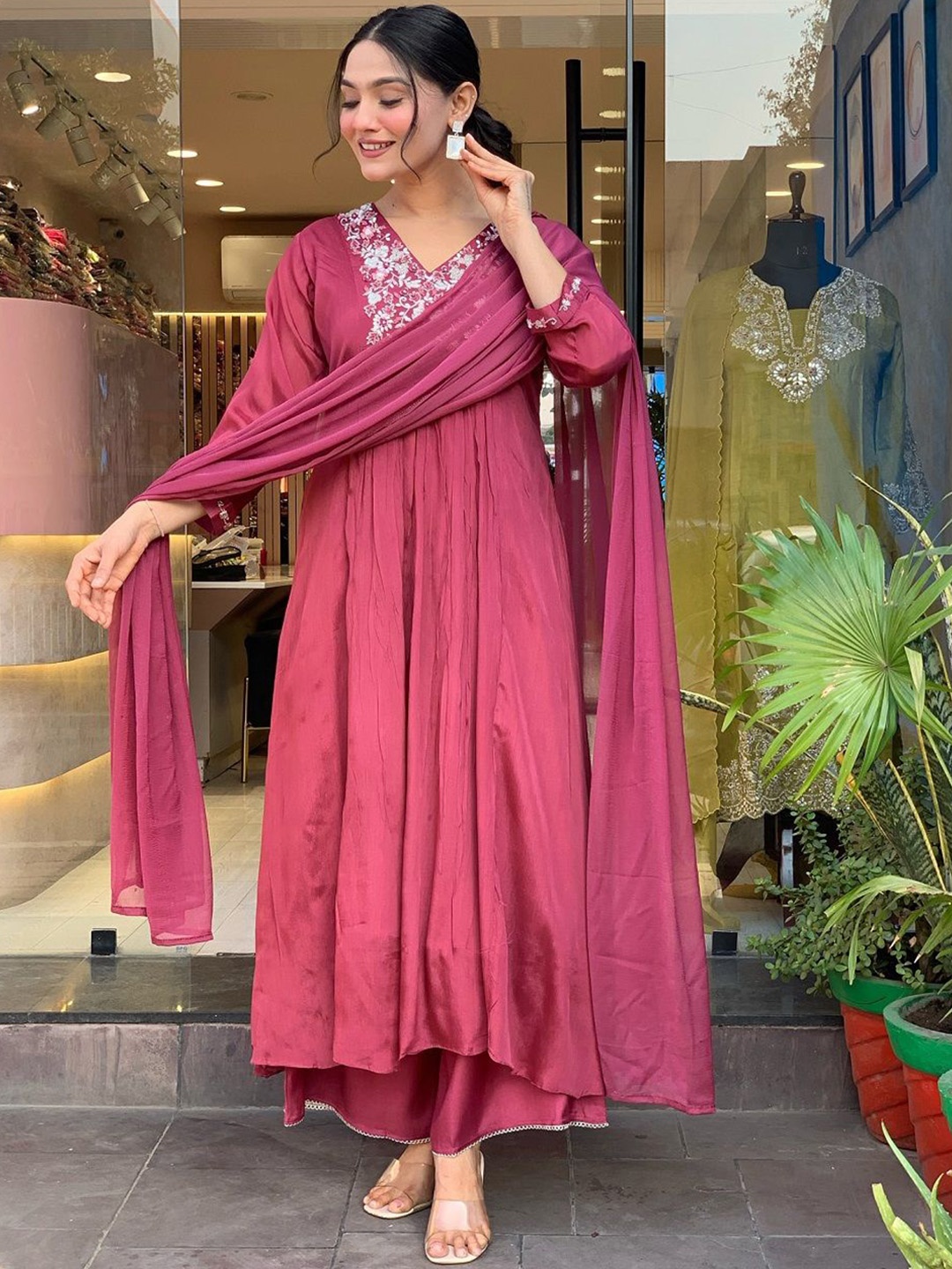 

KAUTIK FABRICS Women Floral Embroidered Thread Work Kurta with Trousers & With Dupatta, Rose gold