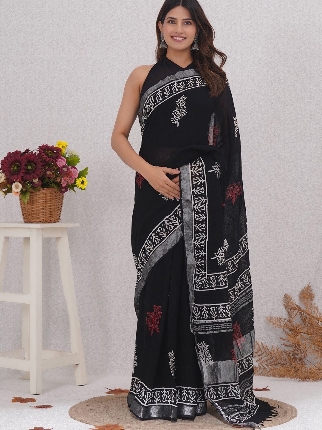 

Vanedik Floral Zari Linen Blend Block Print Saree, Black