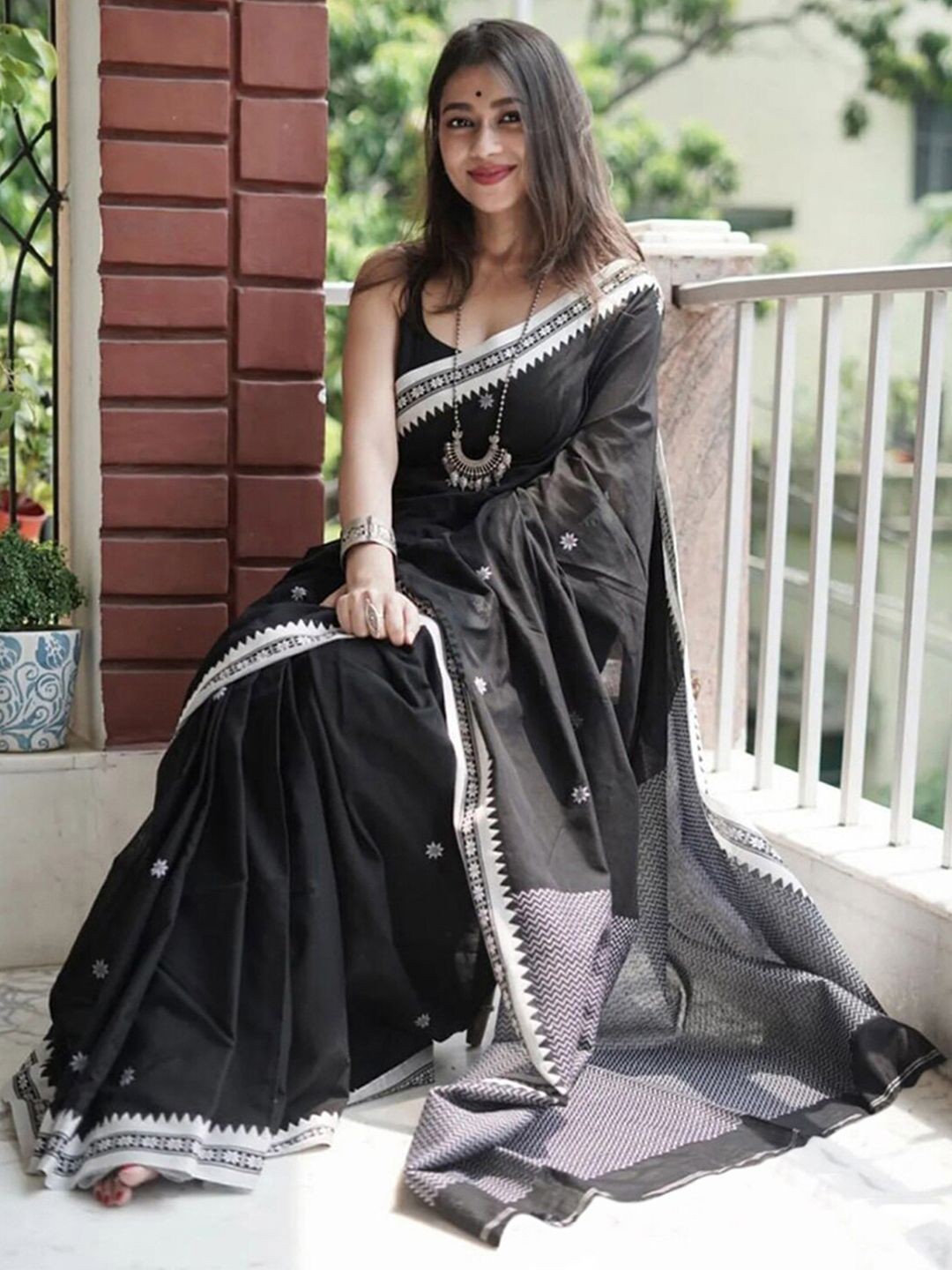 

DIVASTRI Floral Zari Silk Cotton Banarasi Saree, Black