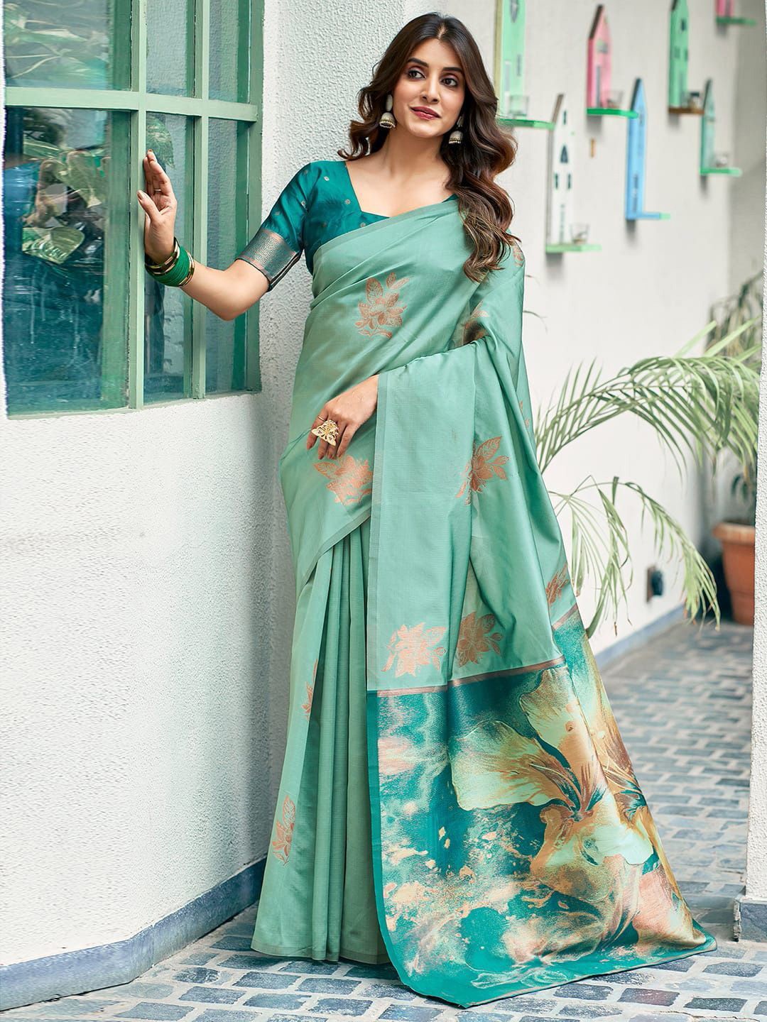 

DIVASTRI Floral Zari Silk Blend Banarasi Saree, Green