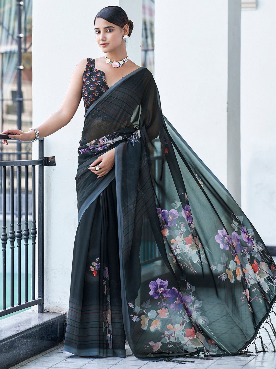 

DIVASTRI Floral Pure Georgette Saree, Black