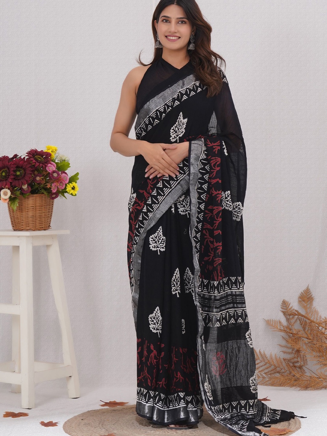 

Vanedik Floral Zari Linen Blend Block Print Saree, Black
