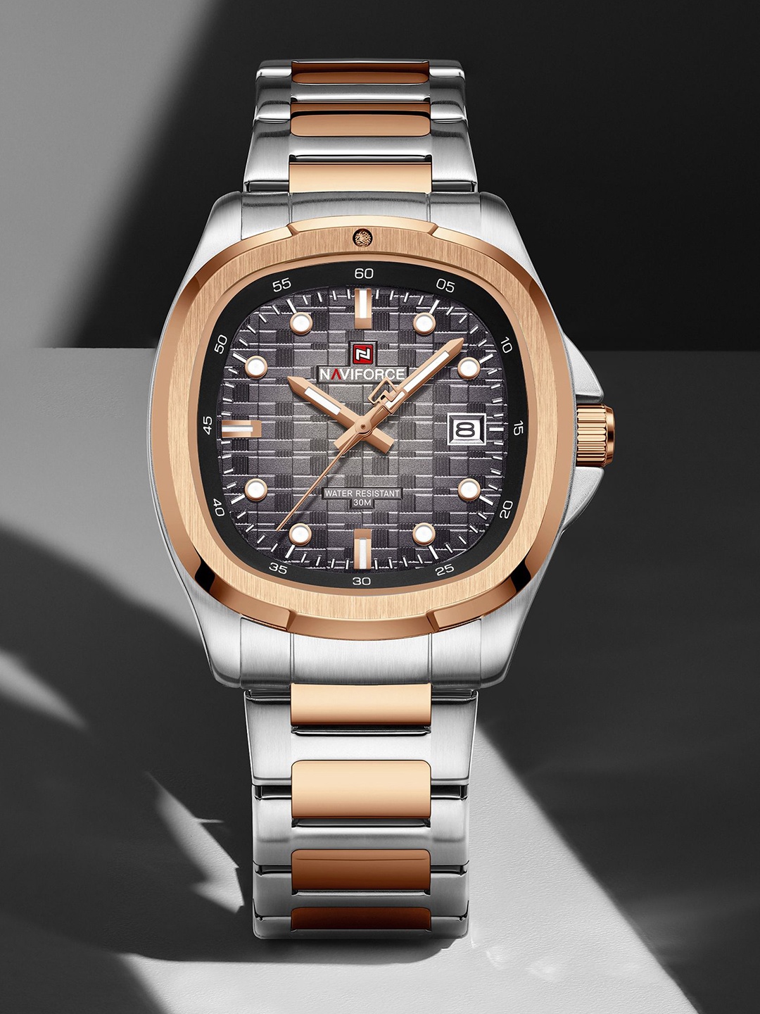 

Naviforce Men Dial & Stainless Steel Straps Analogue Watch NF9240_S GY RG, Silver