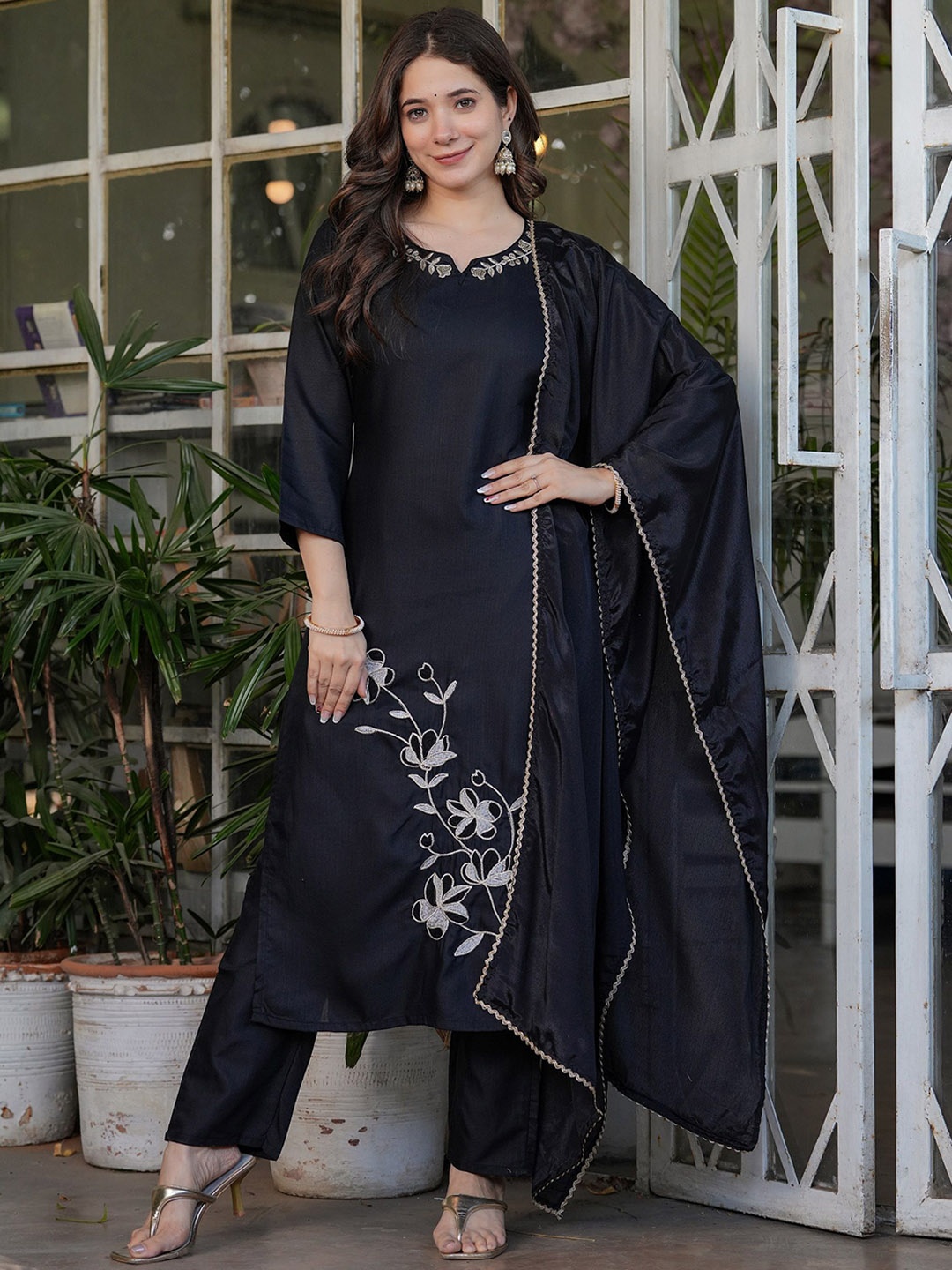 

PARNAVI Women Floral Regular Chanderi Cotton Kurti with Trousers & With Dupatta, Black