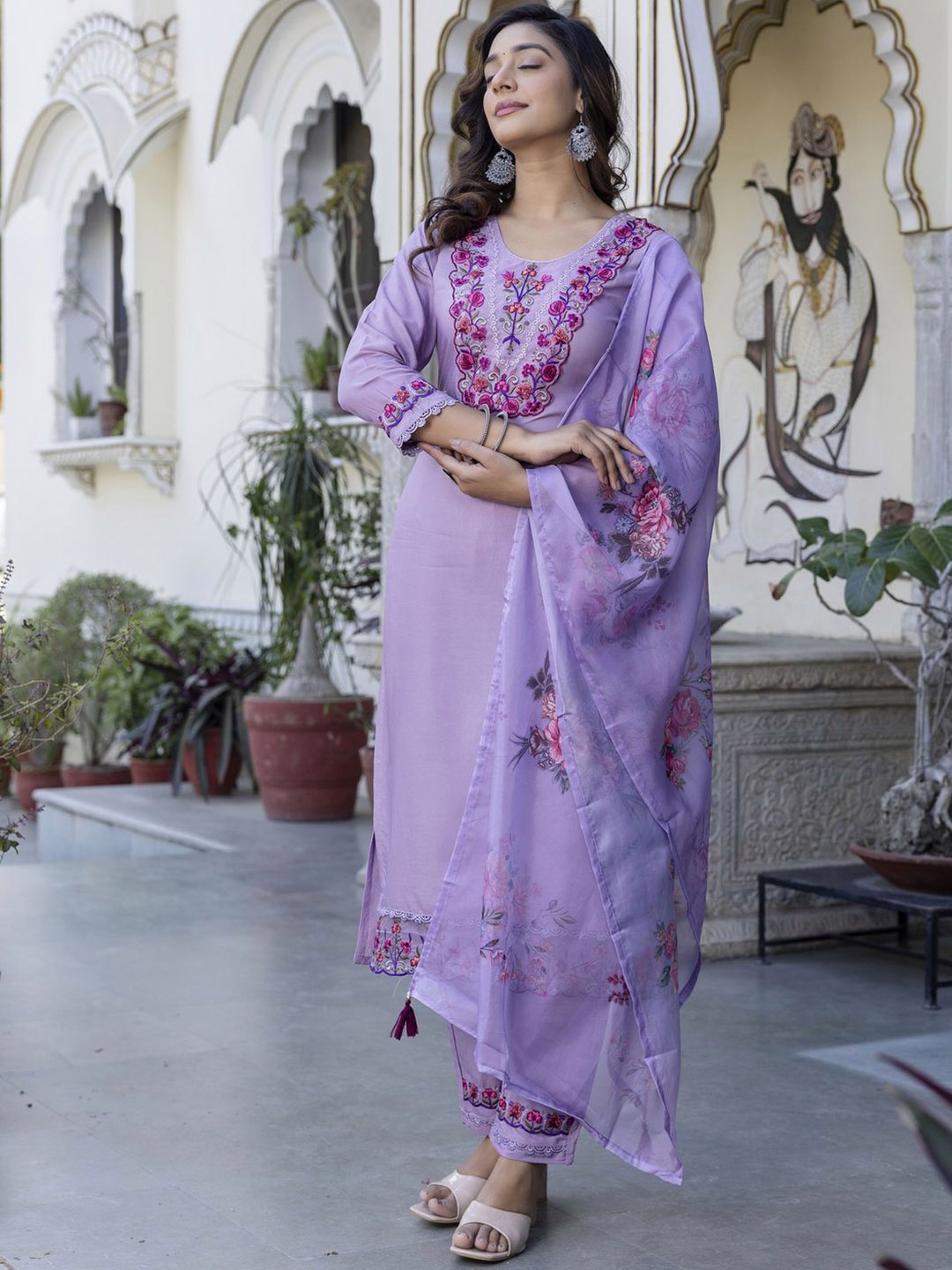 

zinzraa Women Ethnic Motifs Embroidered Regular Thread Work Chanderi Silk Kurta with Trousers & With Dupatta, Lavender