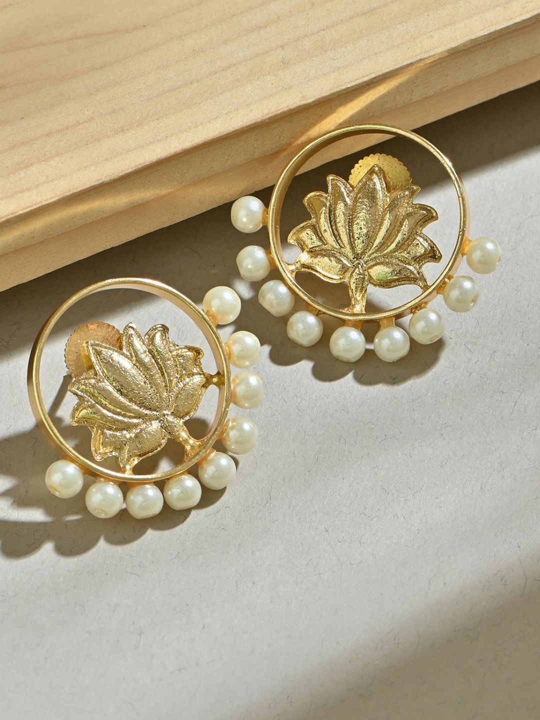 

Fida Floral Studs Earrings, White