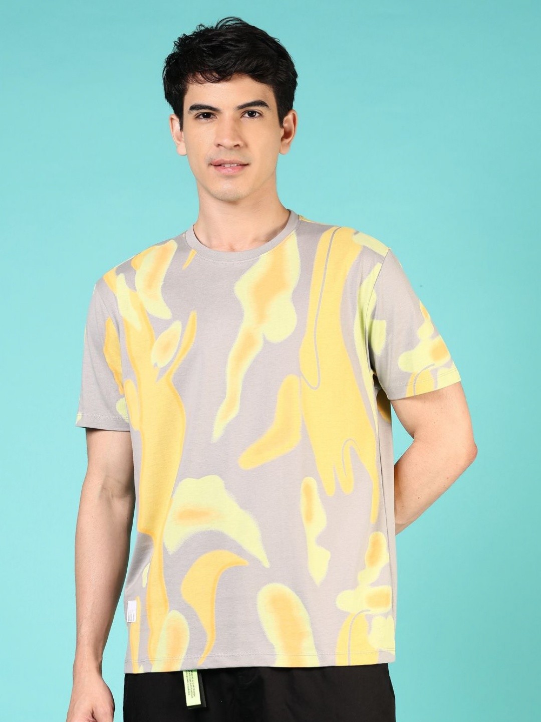 

V-Mart Men Printed Pockets T-shirt, Yellow