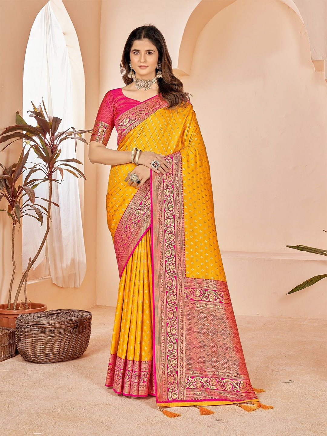 

DIVASTRI Silk Blend Kanjeevaram Saree, Yellow