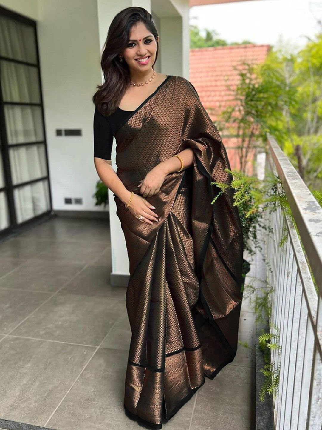 

DIVASTRI Ethnic Motifs Zari Art Silk Saree, Copper