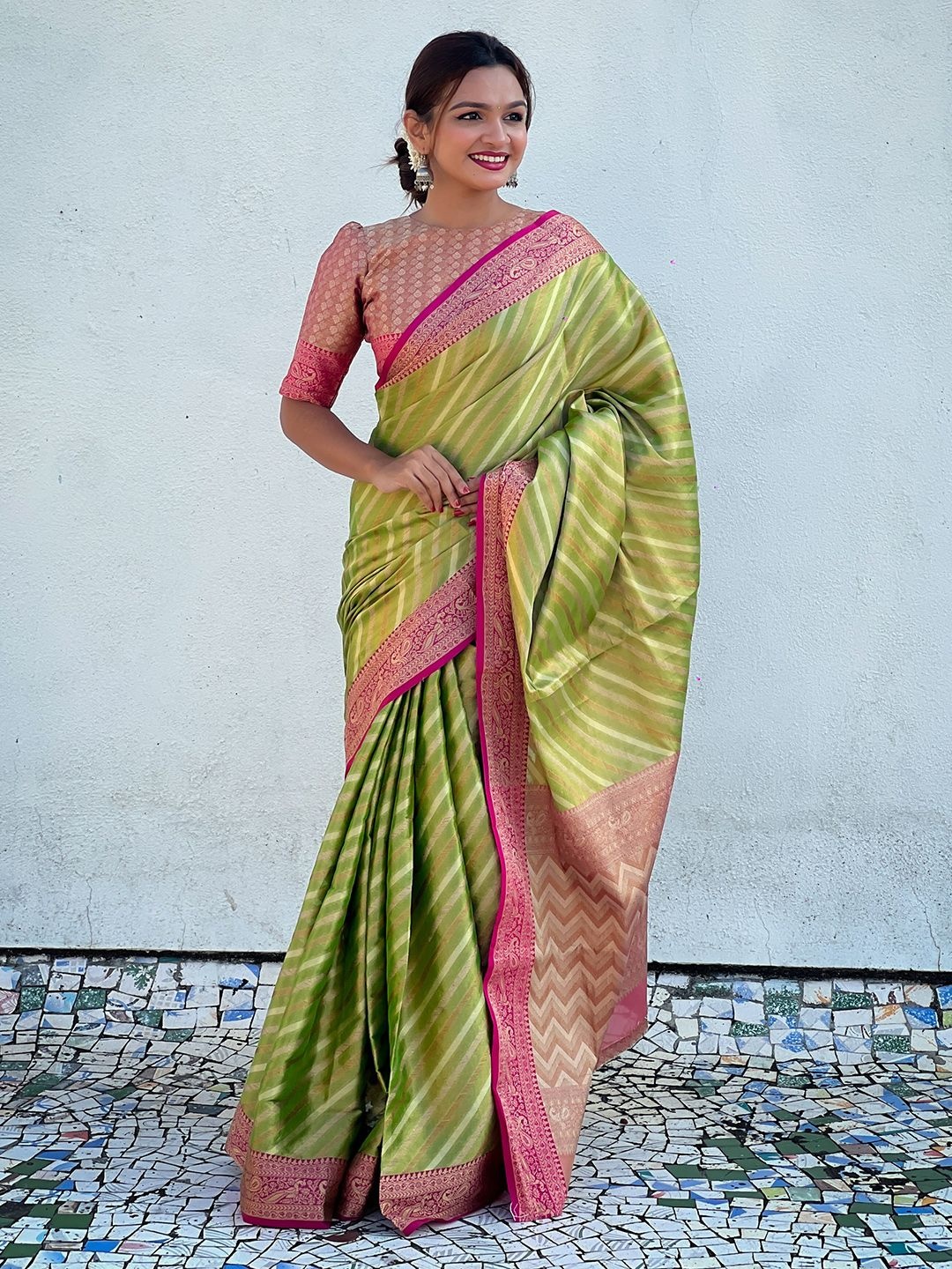

DIVASTRI Woven Design Zari Silk Blend Banarasi Saree, Green