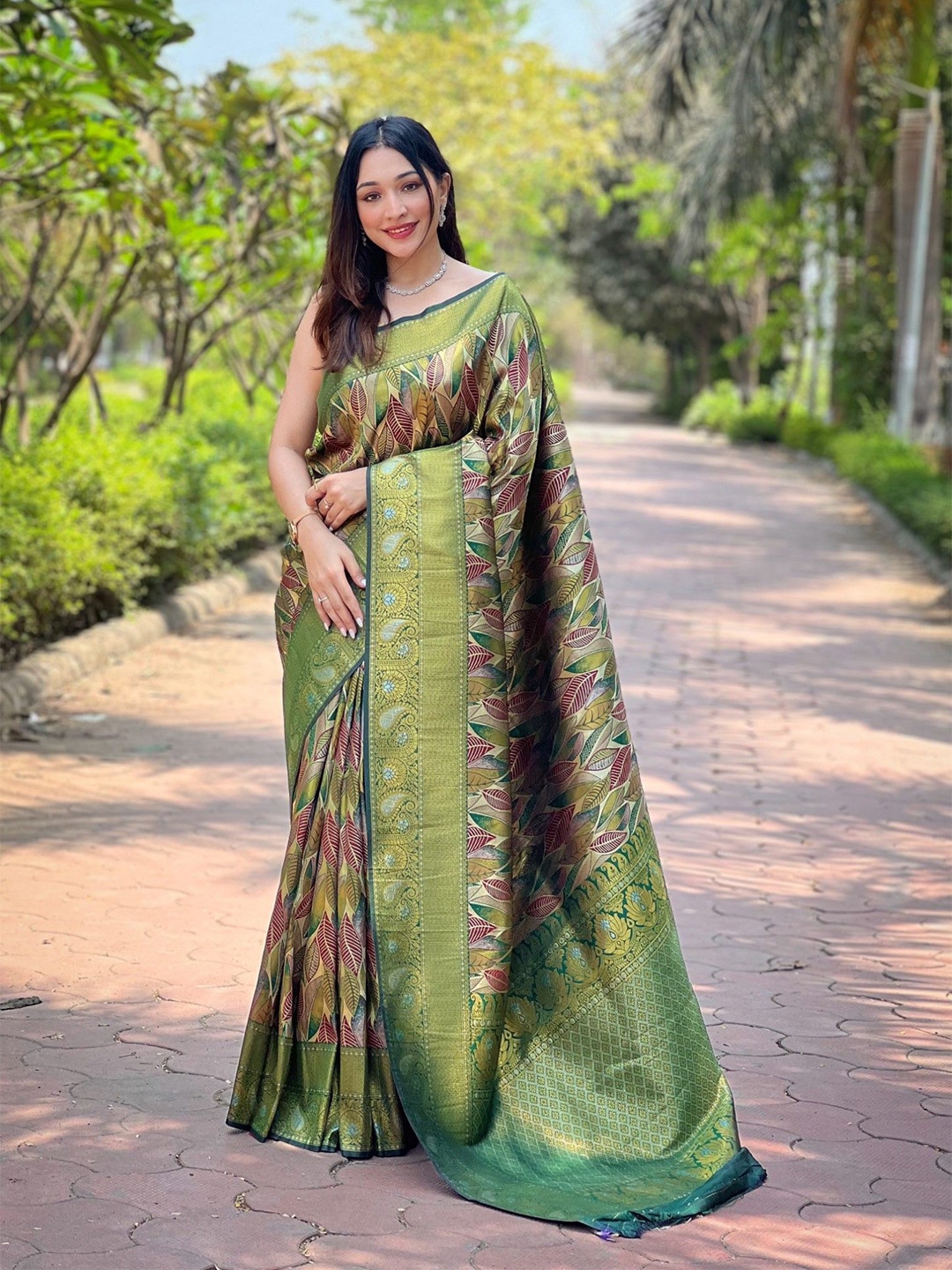 

DIVASTRI Woven Design Silk Blend Designer Banarasi Saree, Green