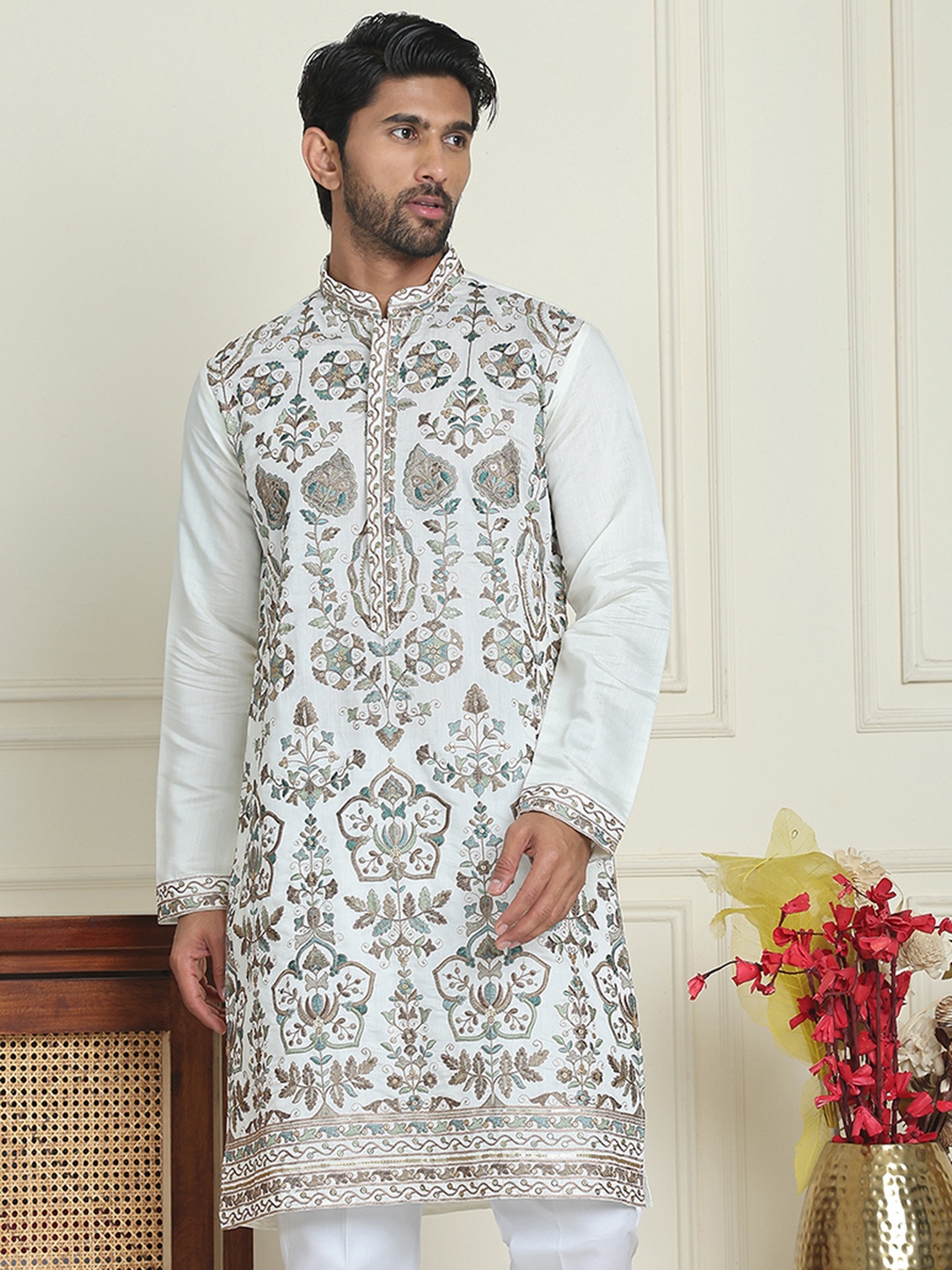 

Jompers Floral Embroidered Mandarin Collar Silk Thread Work Straight Kurta, White