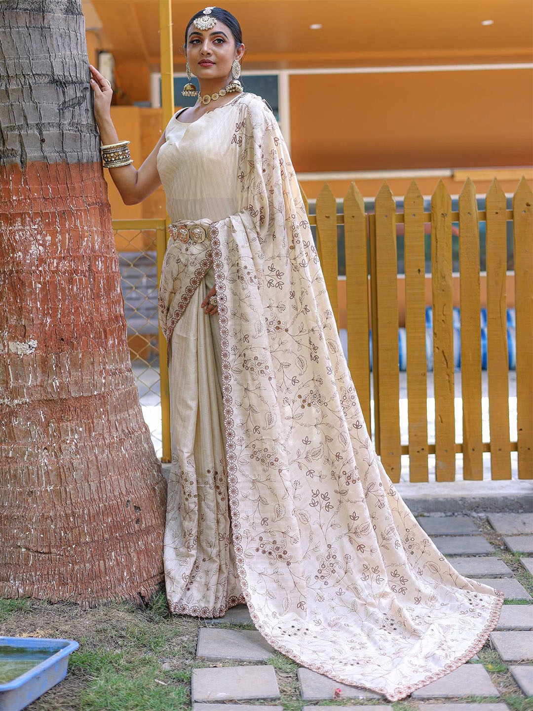 

DIVASTRI Floral Embroidered Saree, White