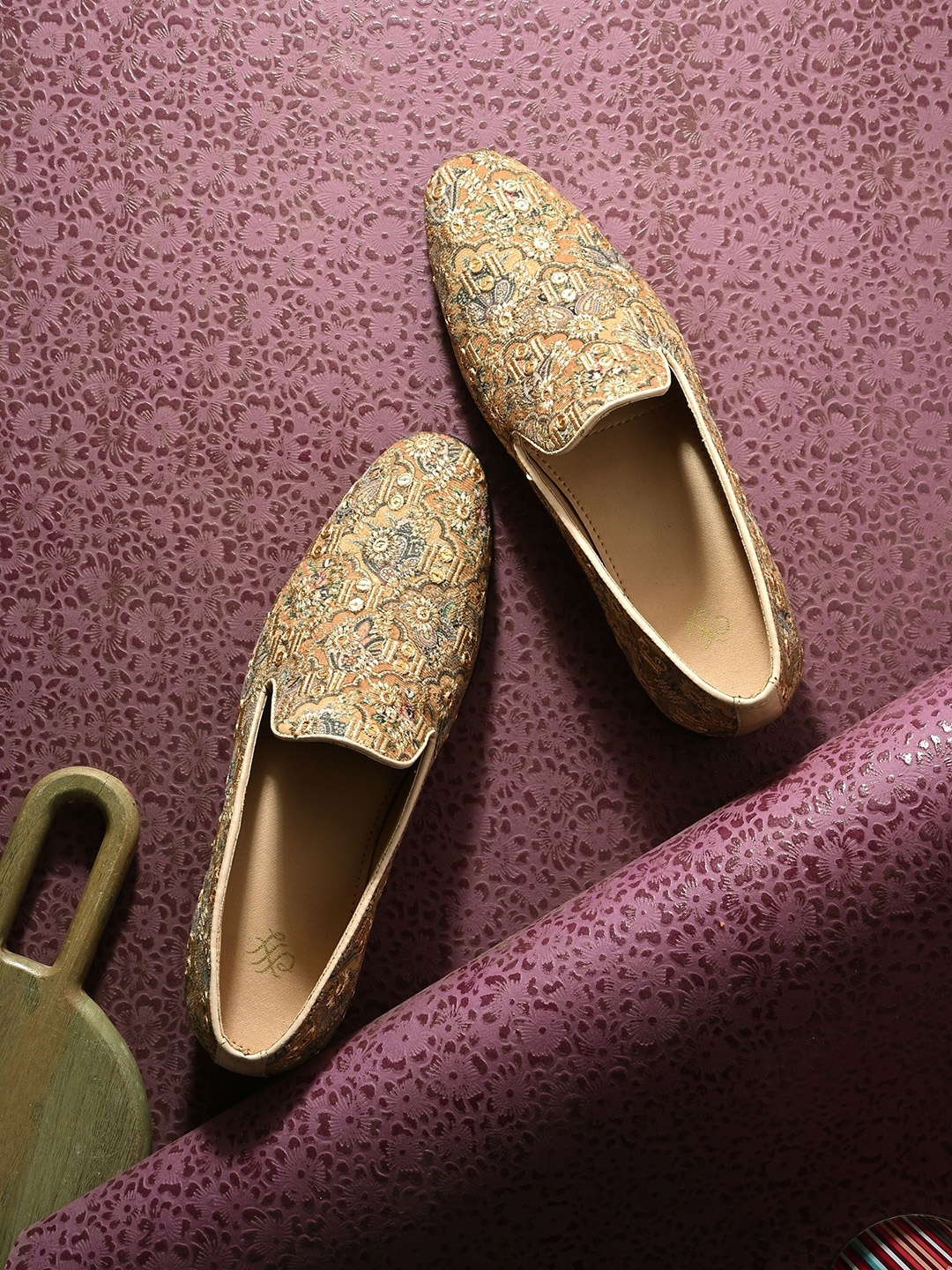 

House Of Pataudi Men Embroidered Ethnic Slip On Mojaris, Beige