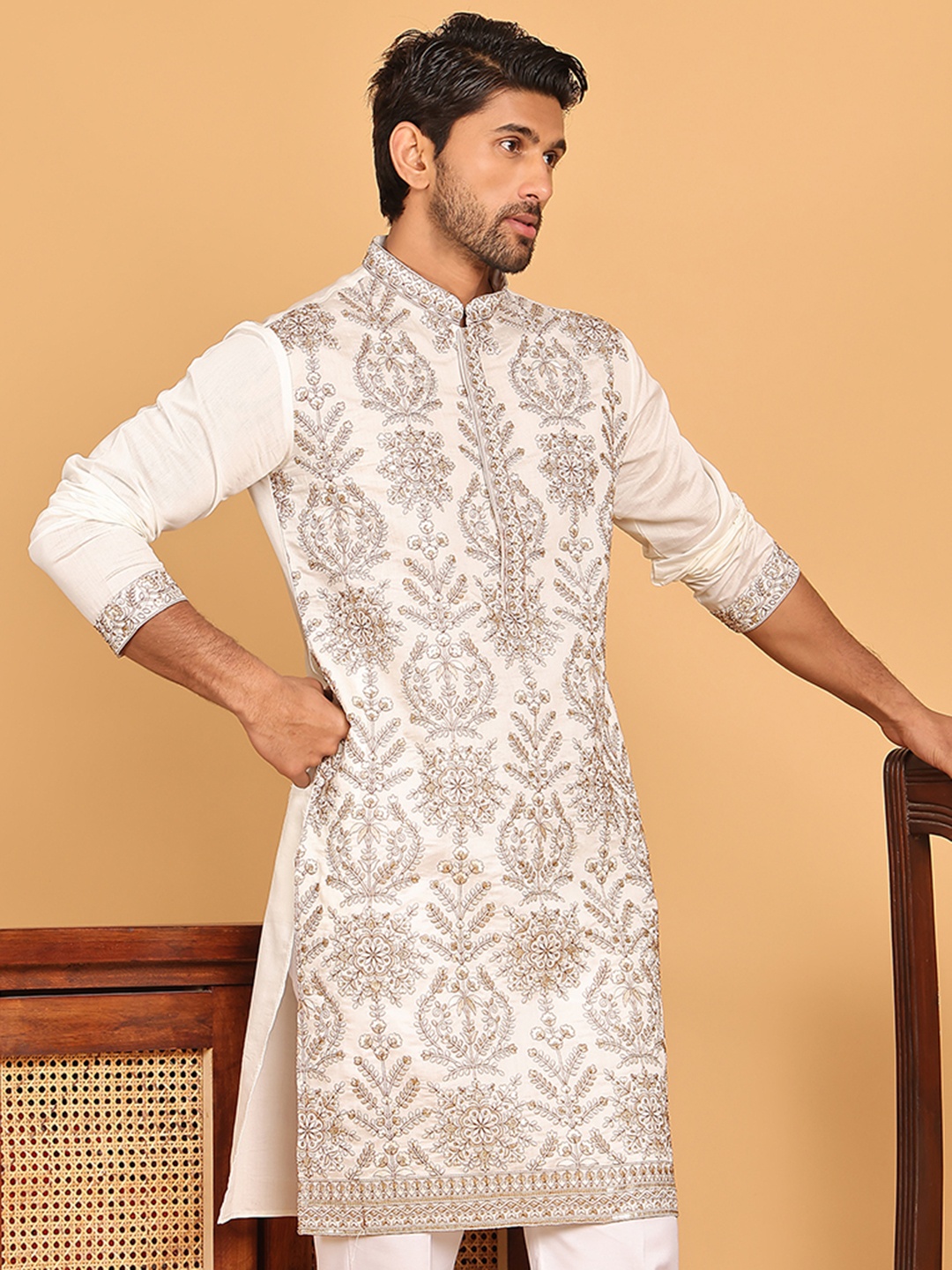 

Jompers Floral Embroidered Mandarin Collar Silk Thread Work Straight Kurta, White
