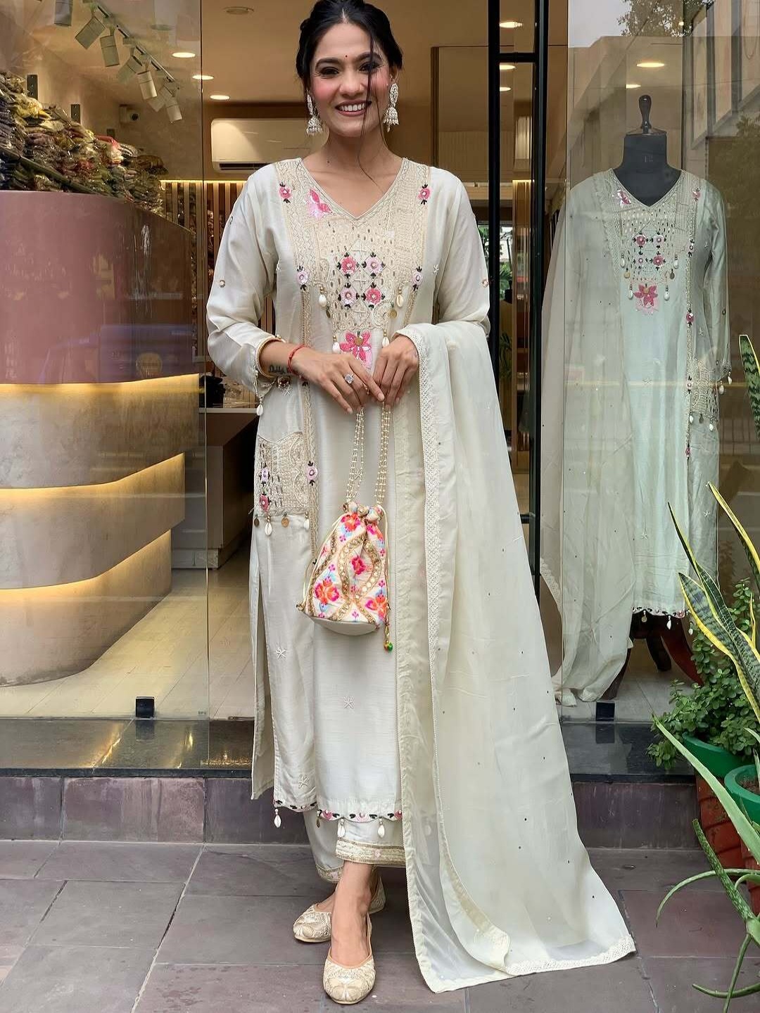 

LERIYU Ethnic Motifs Embroidered Thread Work Chanderi Silk Kurta With Trousers And Dupatta, Off white