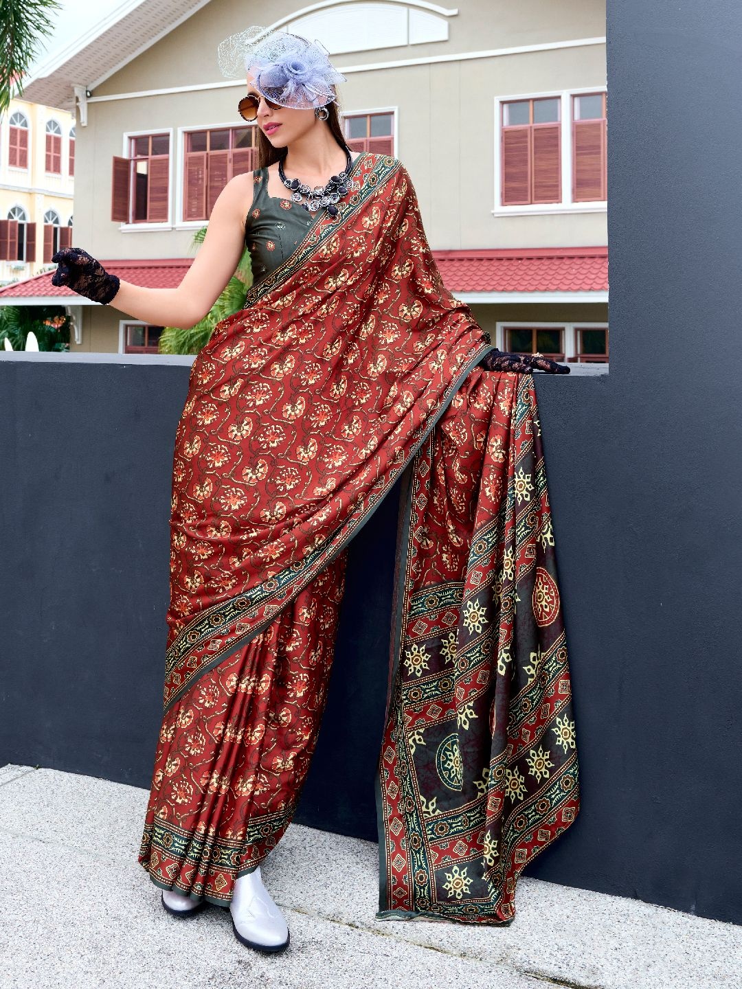 

LeeliPeeri Designer Floral Printed Satin Saree, Red