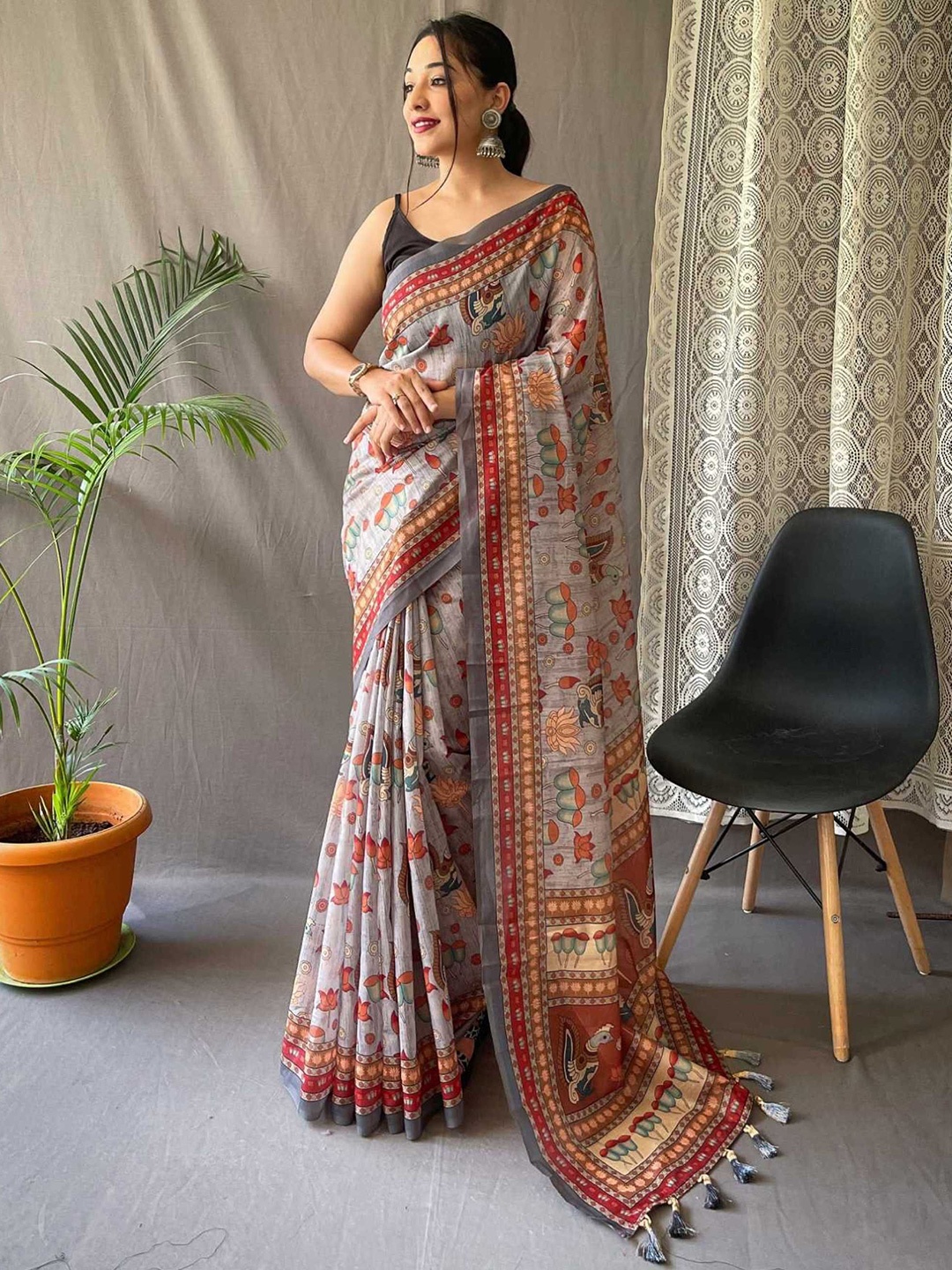 

DIVASTRI Kalamkari Digital Printed Saree With Unstitched Blouse Piece, Grey